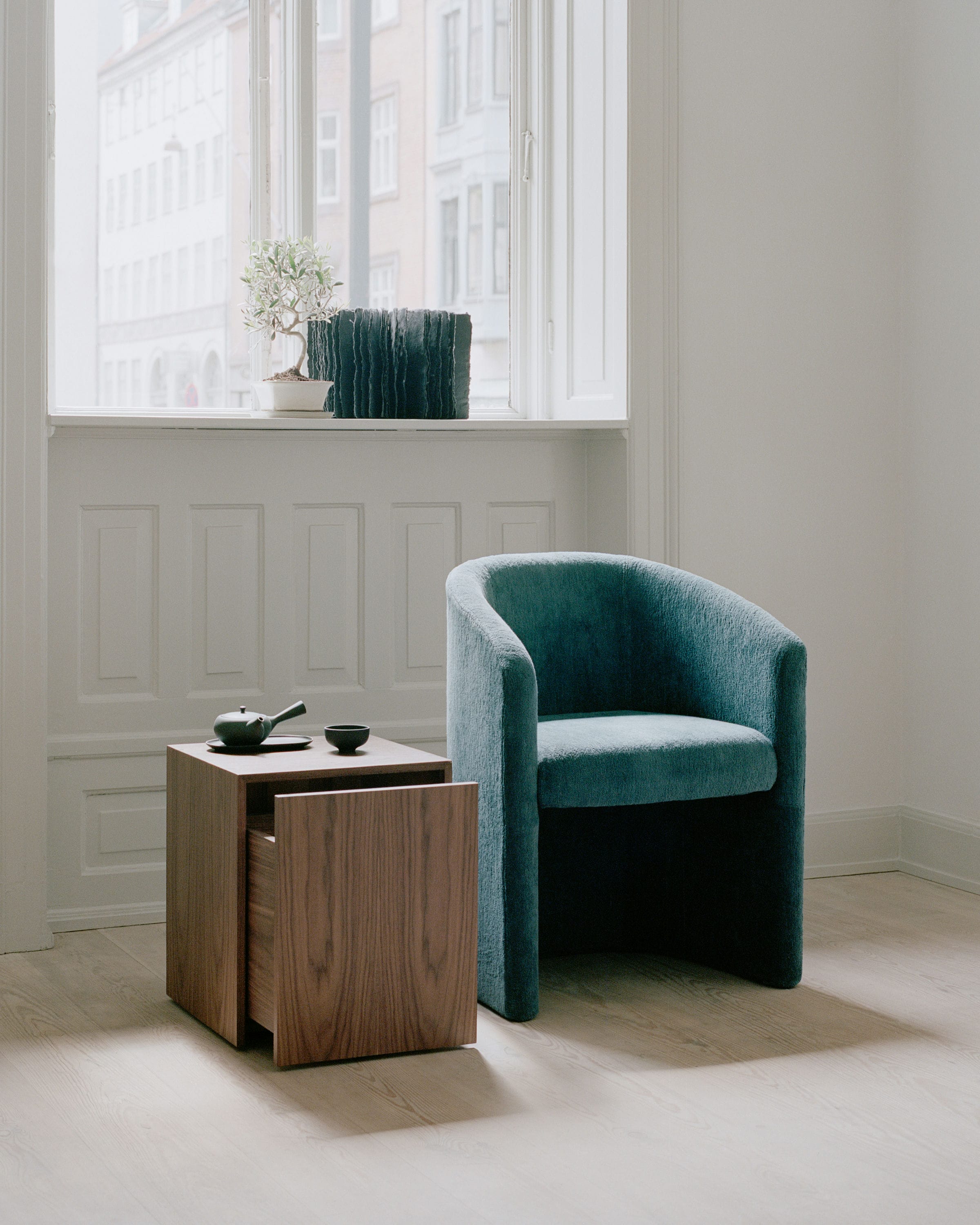 Beistelltisch mit Massenwalnum -Furnierschublade