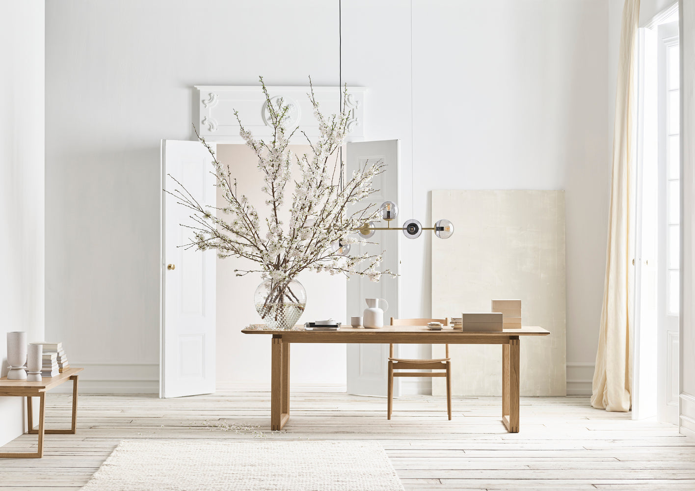 Apelle Chair Beige Leder mit einer Eichenbasis