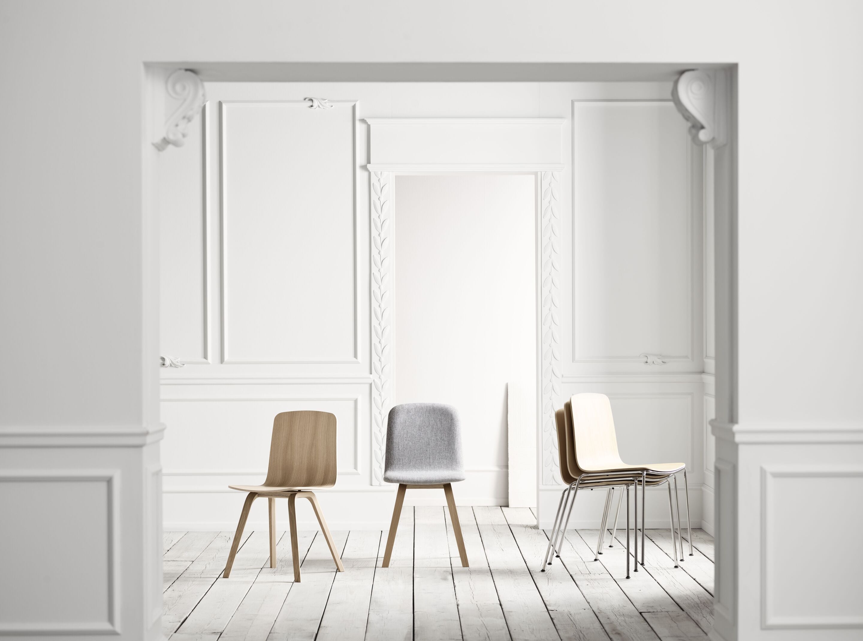 Palm chair Oak veneer with a black metal base