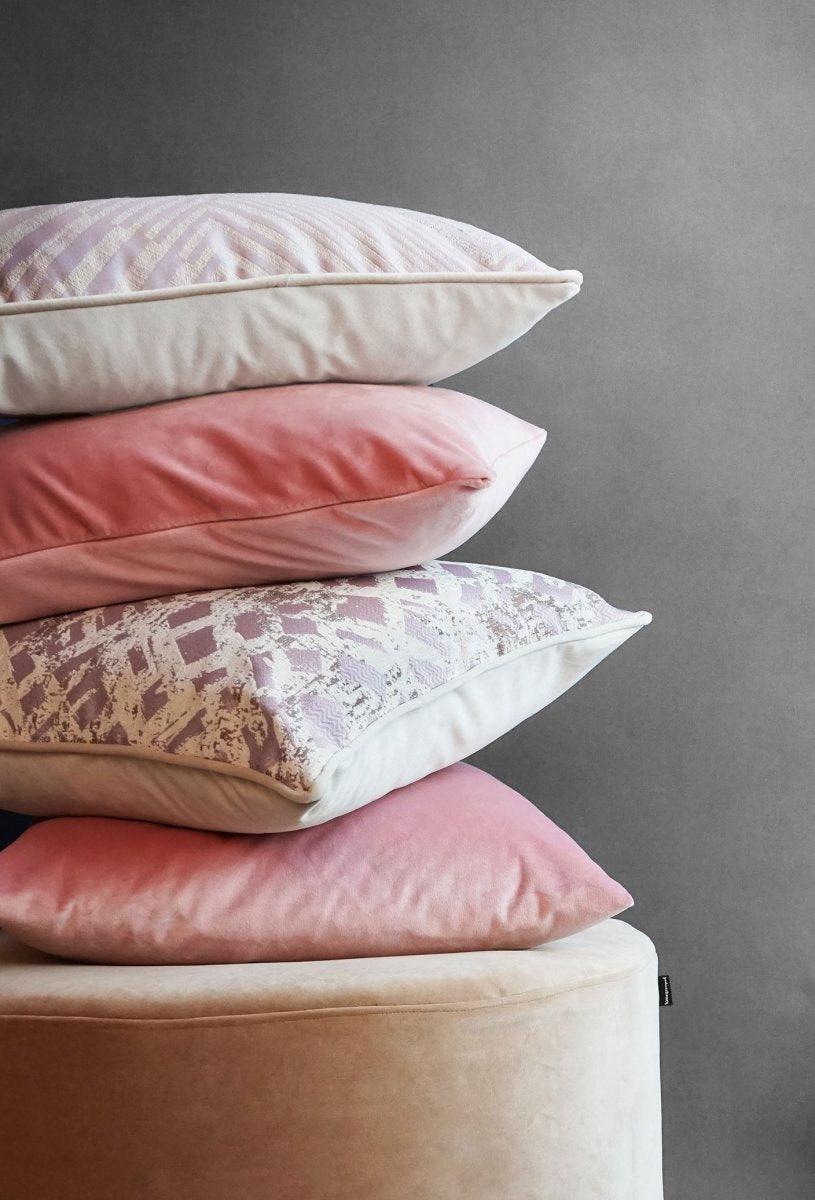 Poduszka dekoracyjna VELVET jasnoróżowy Poduszkowcy Eye on Design