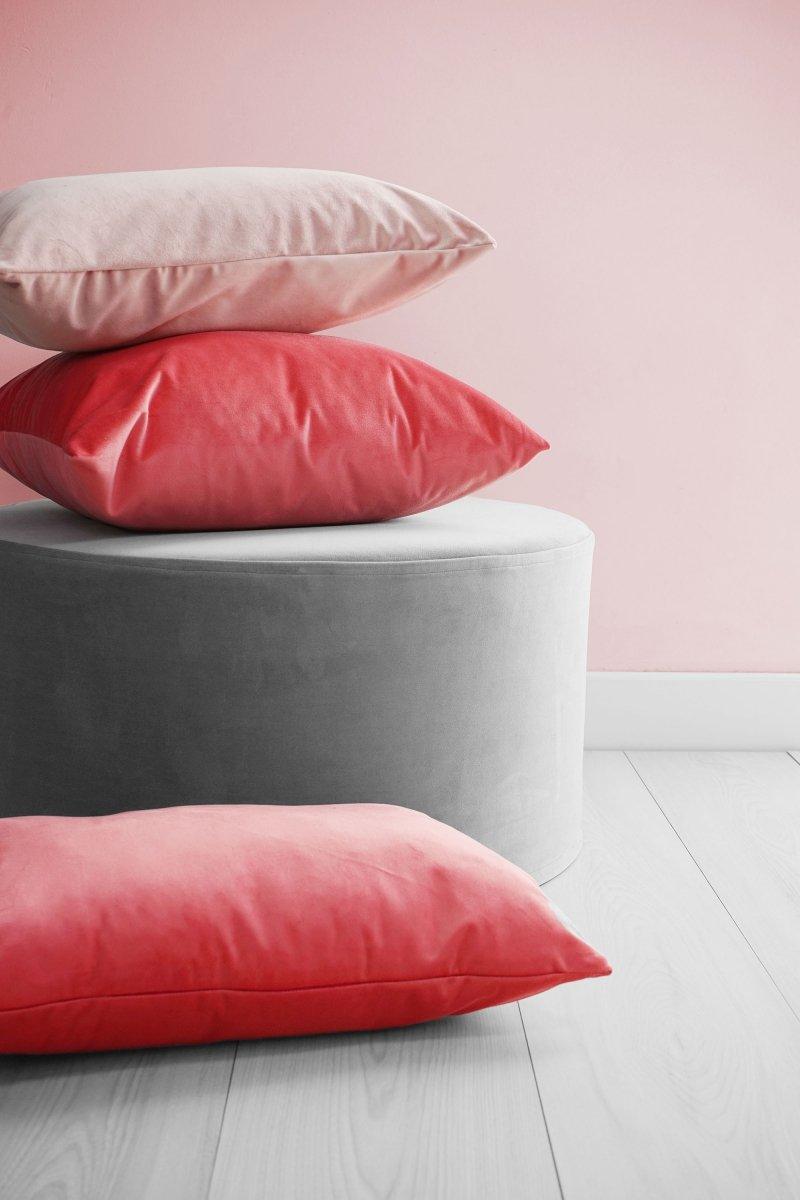 Poduszka dekoracyjna VELVET jasnoróżowy Poduszkowcy Eye on Design