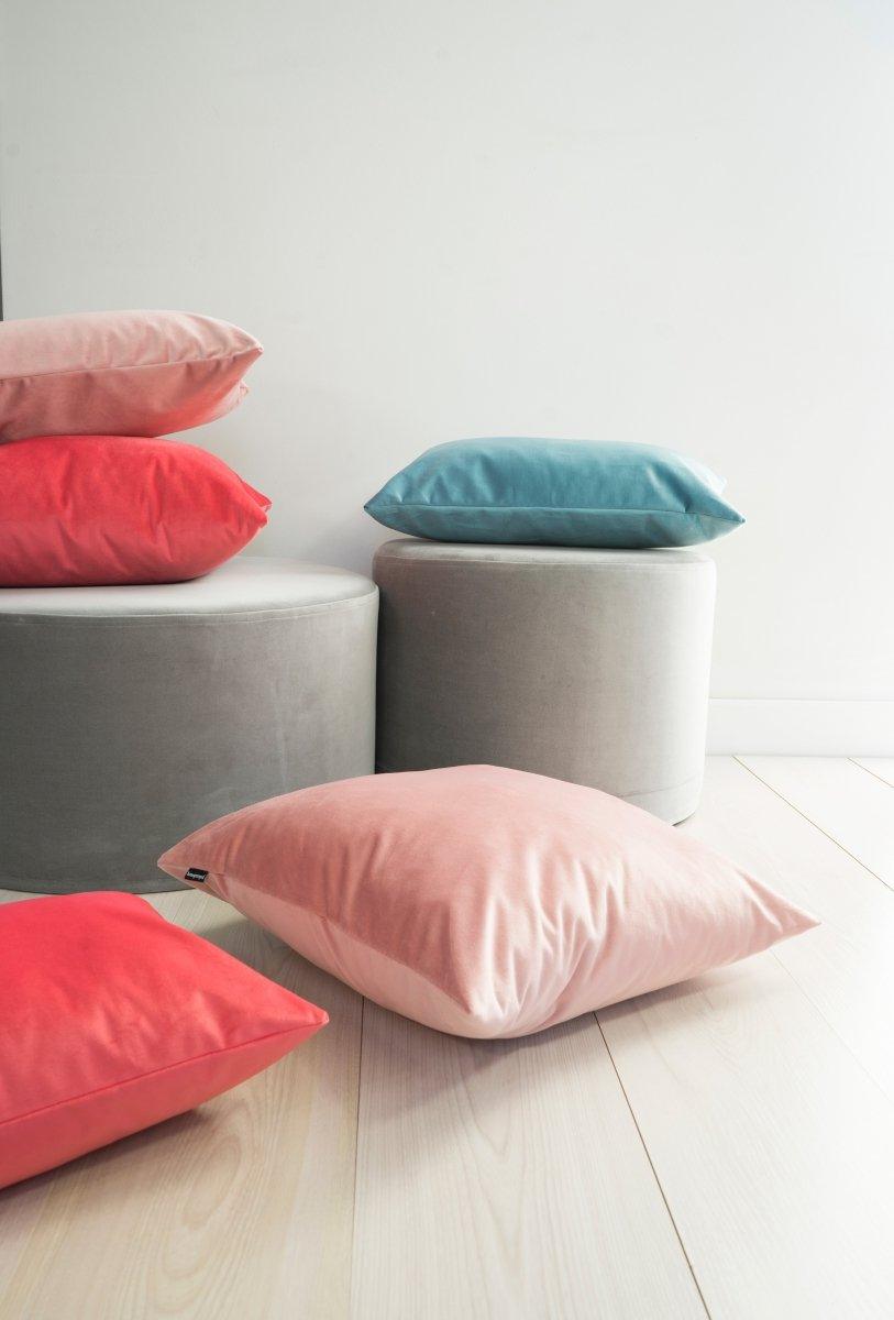 Poduszka dekoracyjna VELVET jasnoróżowy Poduszkowcy Eye on Design