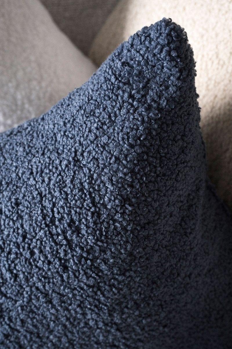 Poduszka w tkaninie boucle COZY granatowy Poduszkowcy Eye on Design