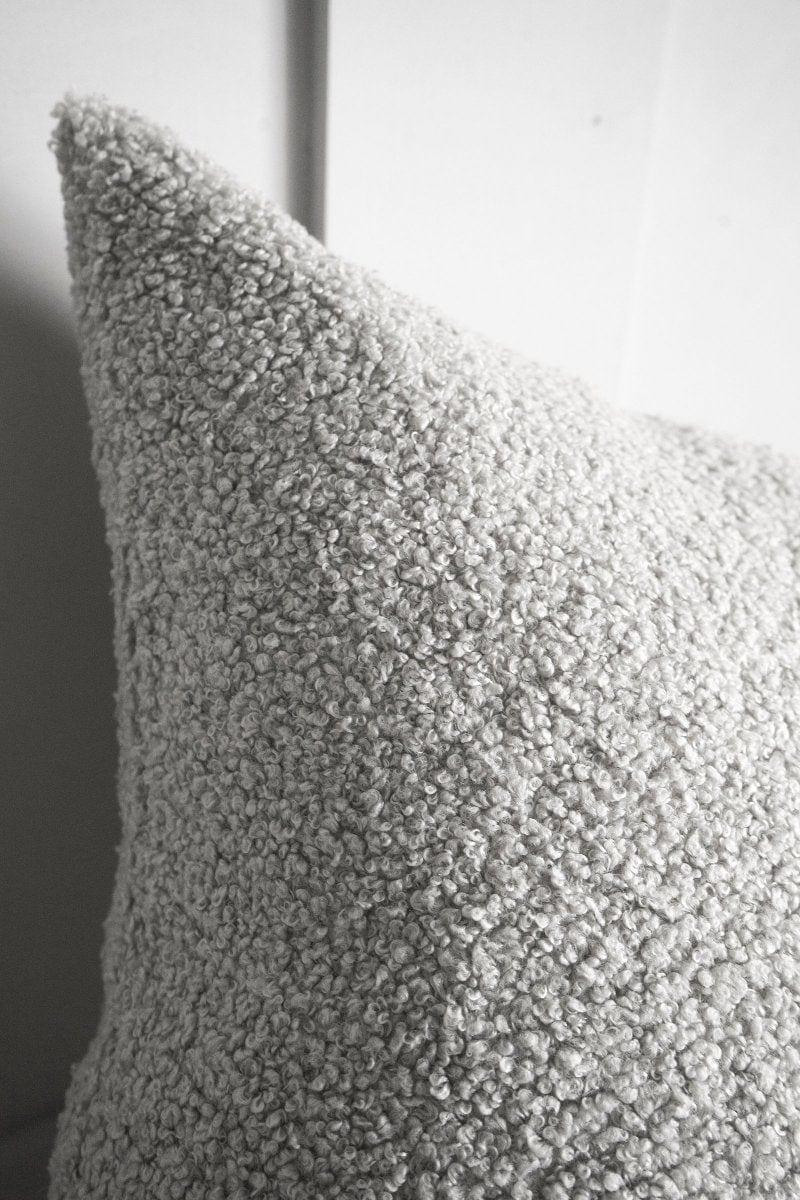 Poduszka w tkaninie boucle COZY szary Poduszkowcy Eye on Design