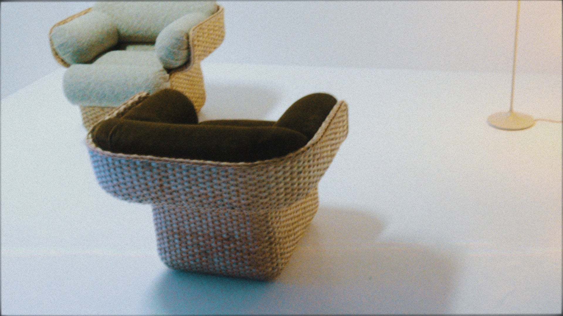 BASKET blauer Sessel mit Rattan