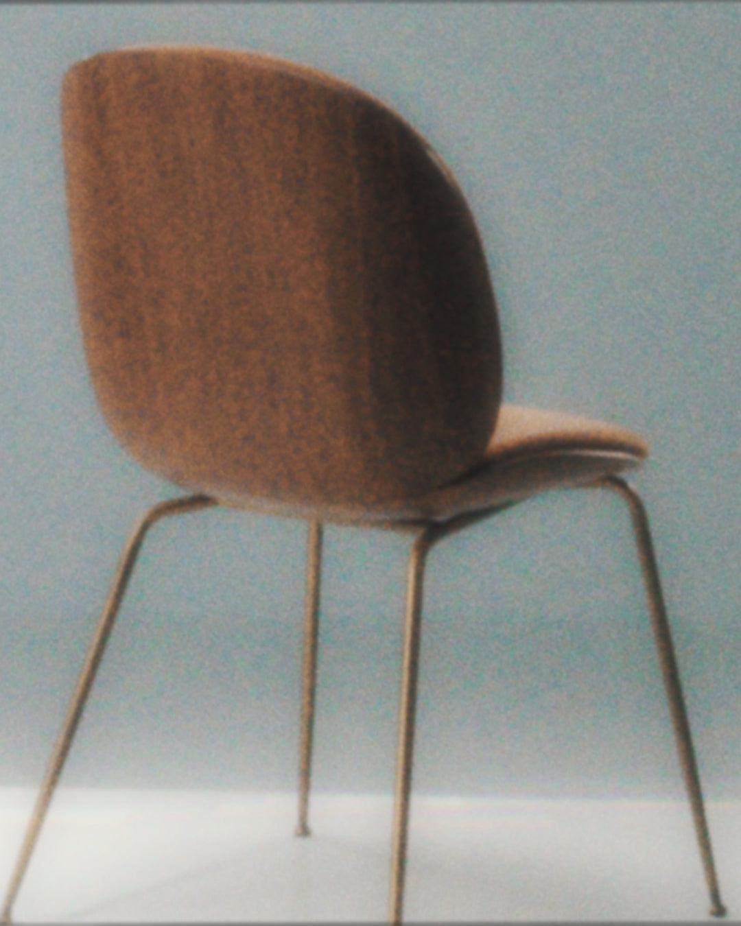 Polsterstuhl BEETLE mit messingfarbenem Gestell