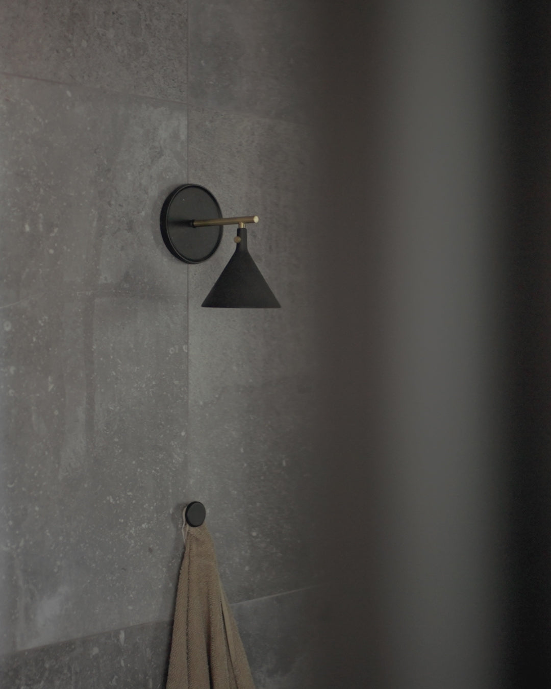 CAST SCOUNCE black wall lamp