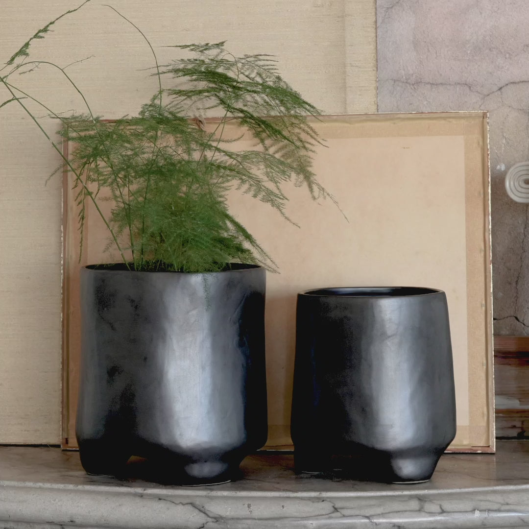 ESCA pot in black