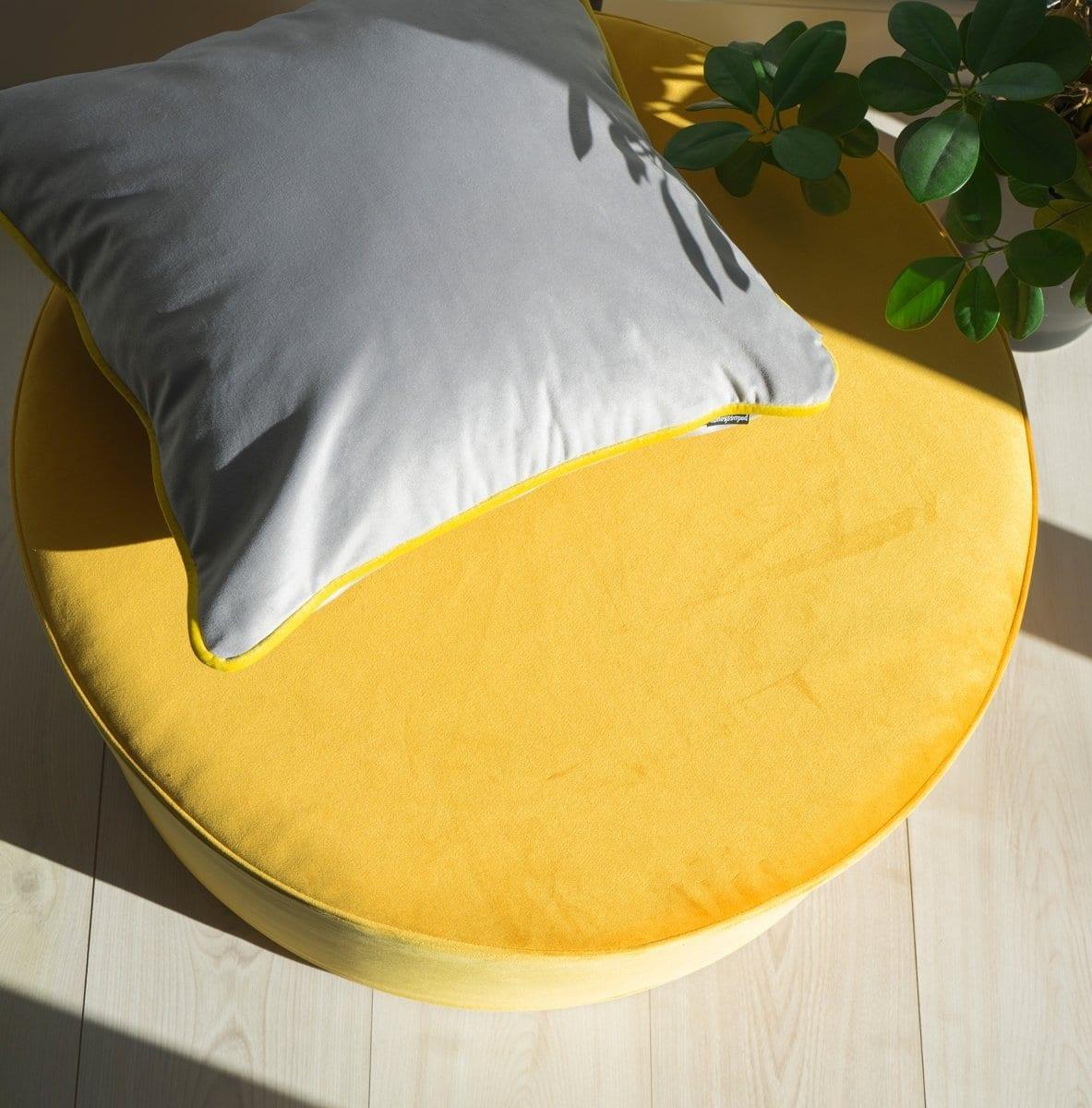 Puf welurowy miodowy Poduszkowcy Eye on Design