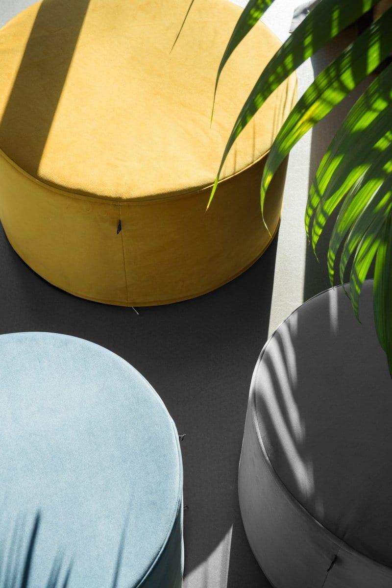 Puf welurowy miodowy Poduszkowcy Eye on Design