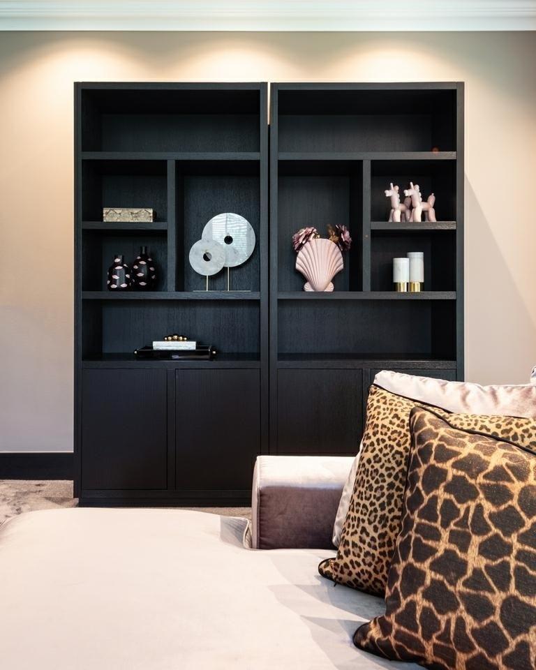 Regał OAKURA czarny fornir dębowy Richmond Interiors Eye on Design