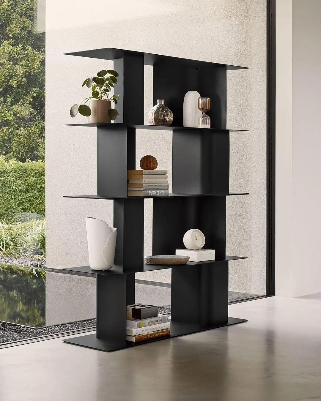 Regał wysoki CARV matowy czarny Calligaris Eye on Design