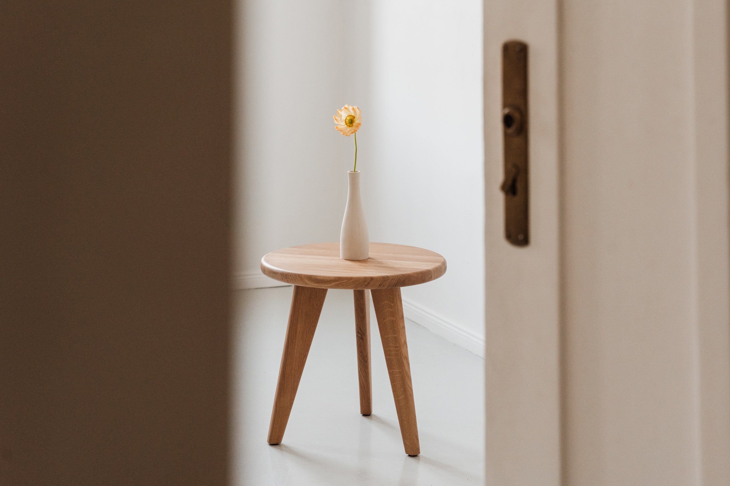 Round Auxiliary Table SAM in Oak Wood