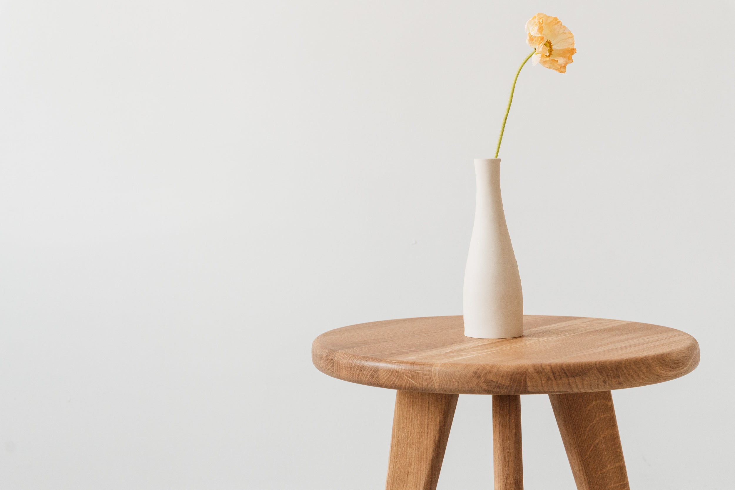 Round Auxiliary Table SAM in Oak Wood