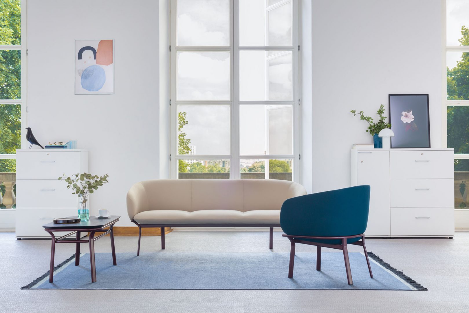 Grace -Furnier -Tabelle mit einer Metallbasis
