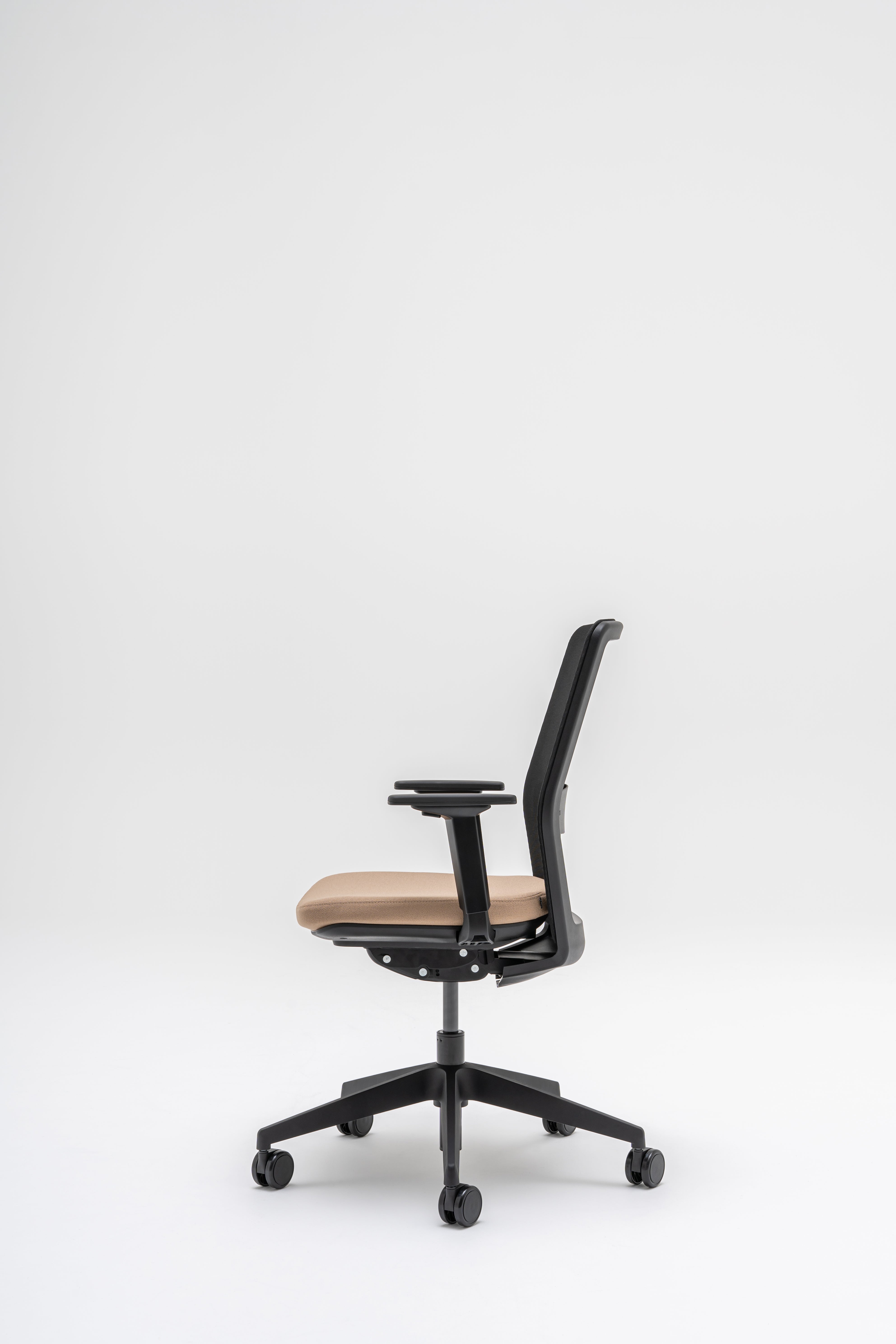 Sessel mit einer offenen Rückenlehne mit offener Arbeit mit Rädern an der weichen Oberfläche