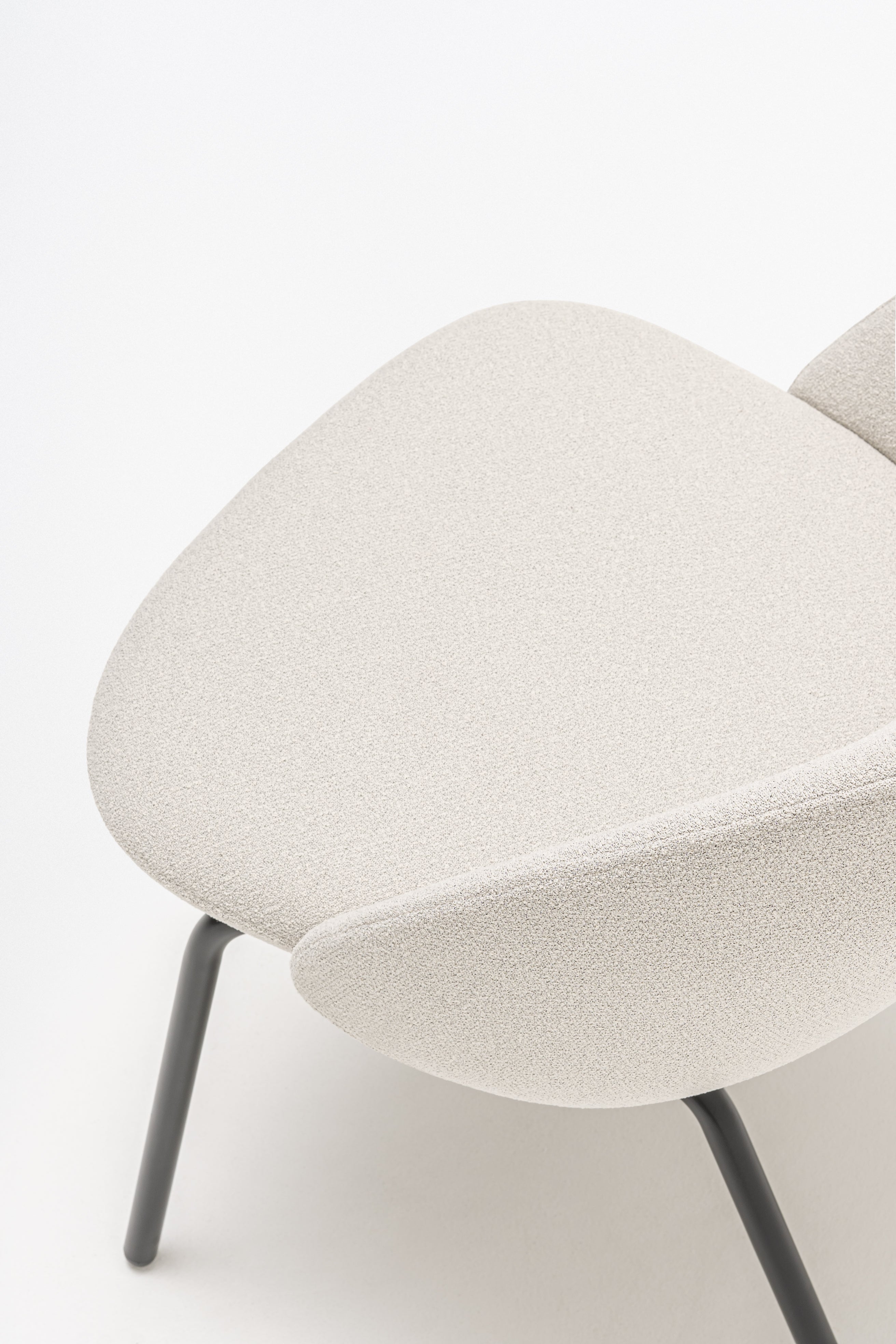 Sessel mit niedriger Rückenlehne parallel vier legerde Basis