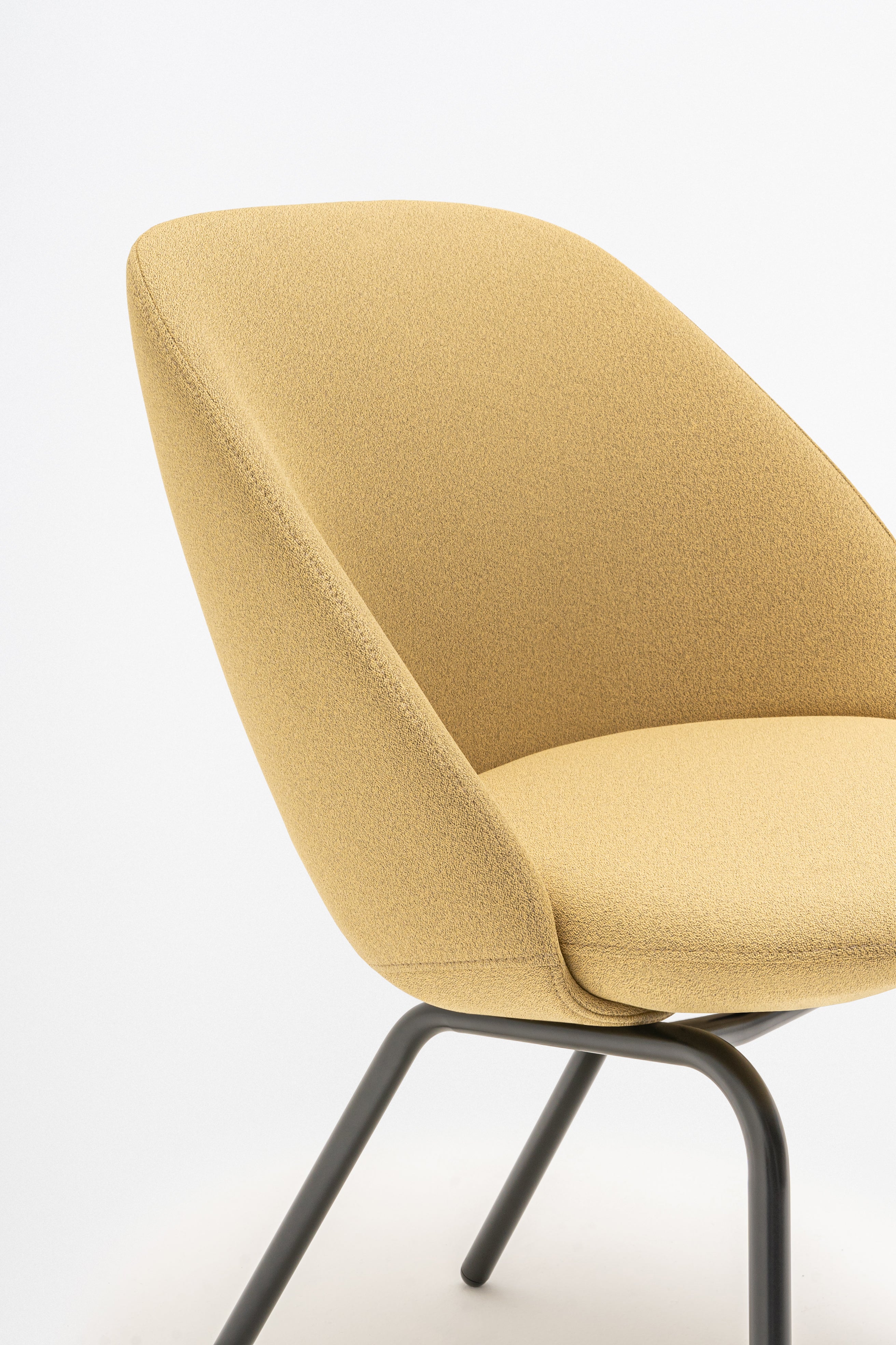 Sessel mit niedriger Rückenlehne parallel vier legerde Basis