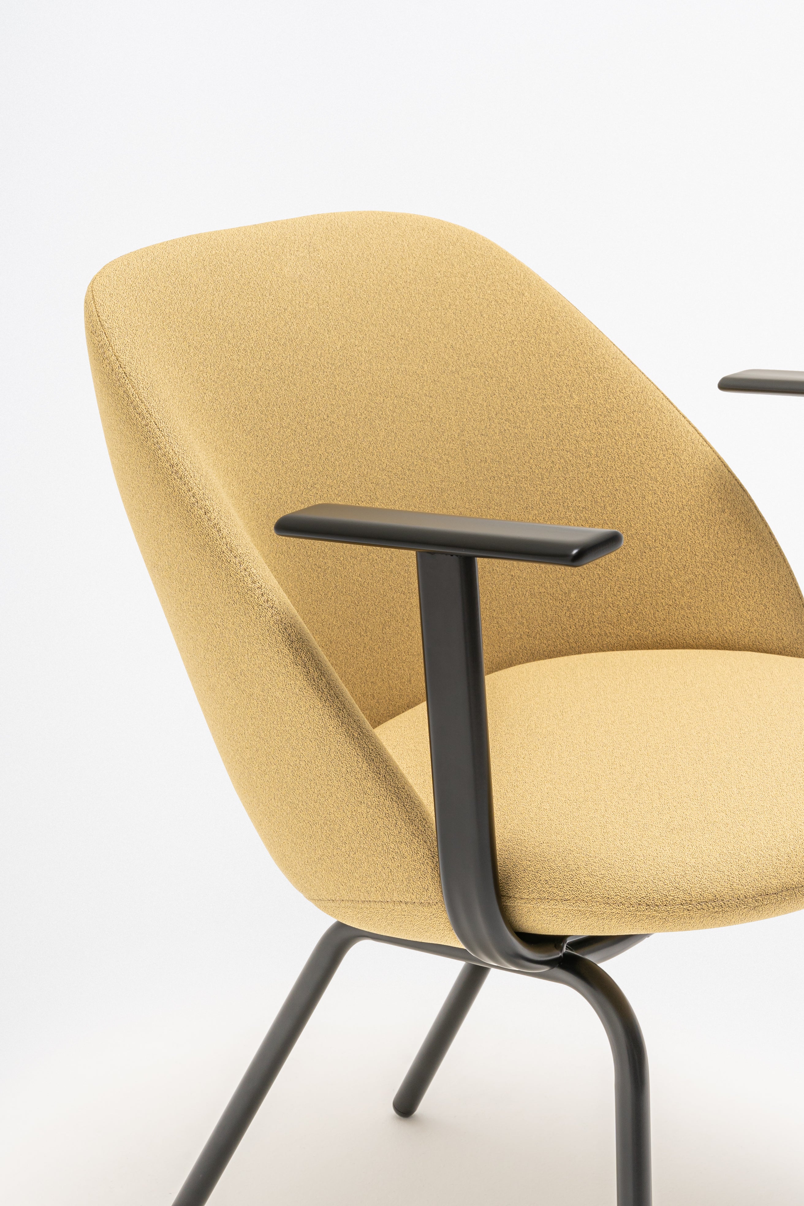 Sessel mit niedriger Rückenlehne parallel vier legerde Basis