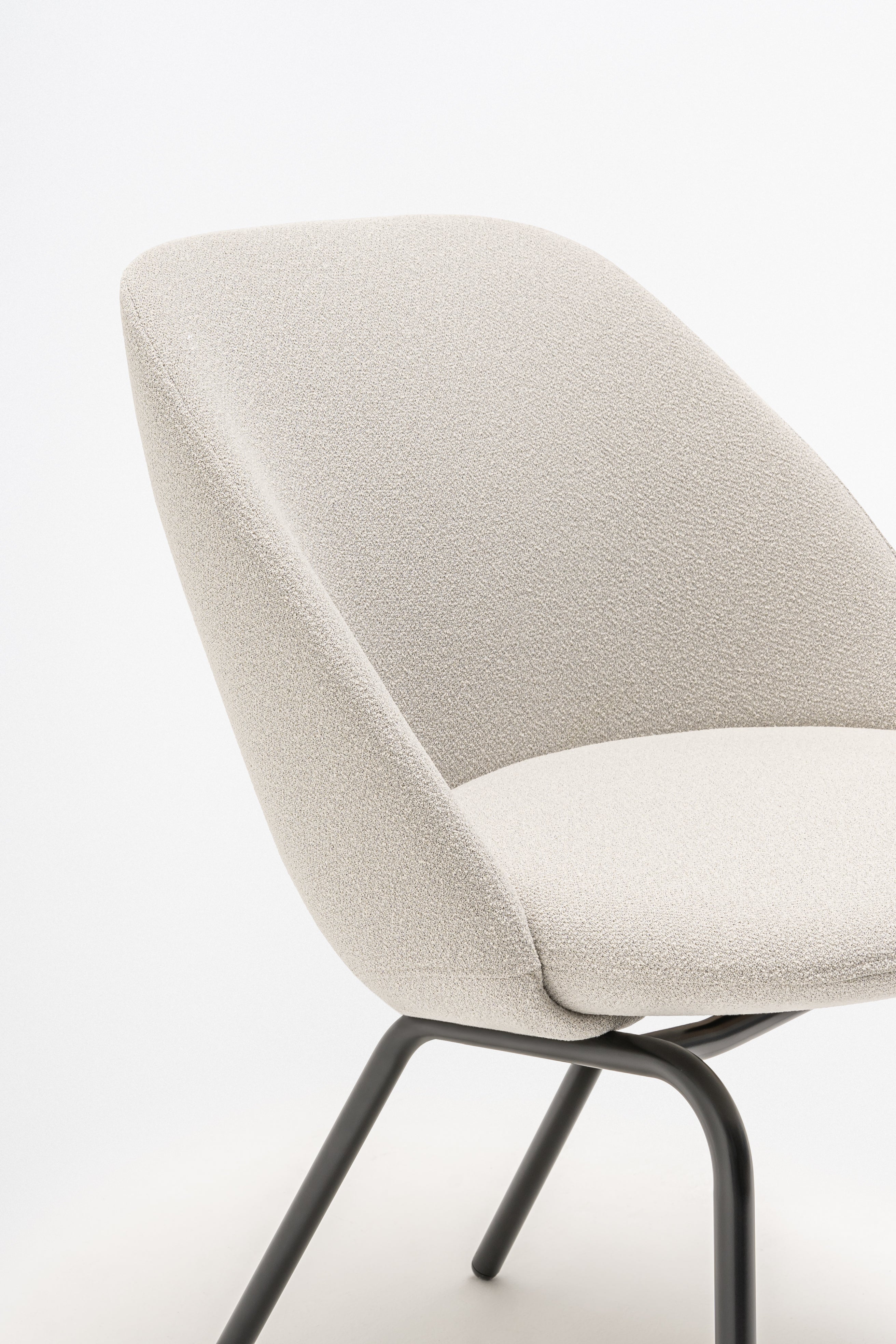Sessel mit niedriger Rückenlehne parallel vier legerde Basis