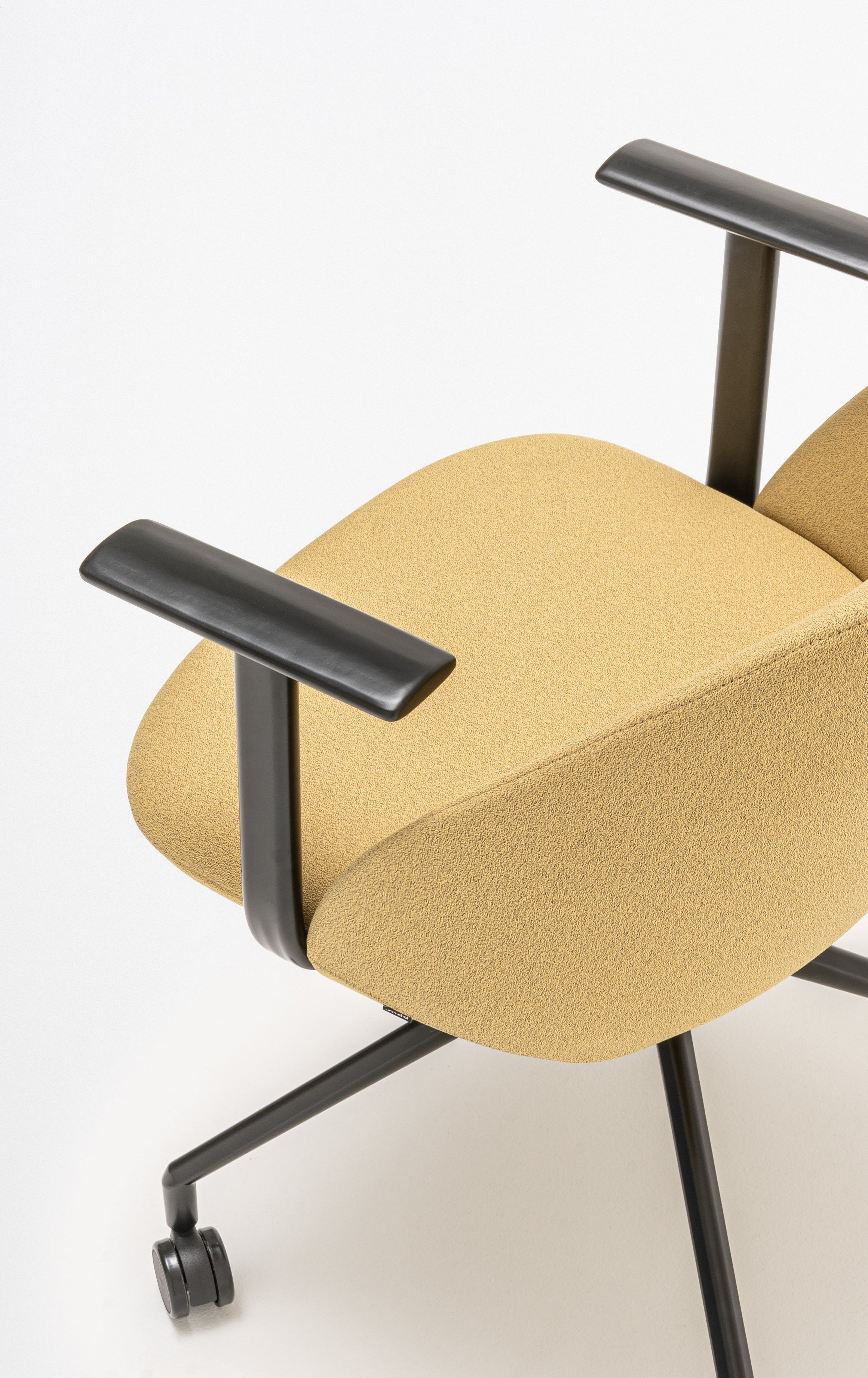 Rotbarer Sessel mit einem hohen Rücken, einer metallparallele Basis mit Rädern bis zu einer weichen Oberfläche