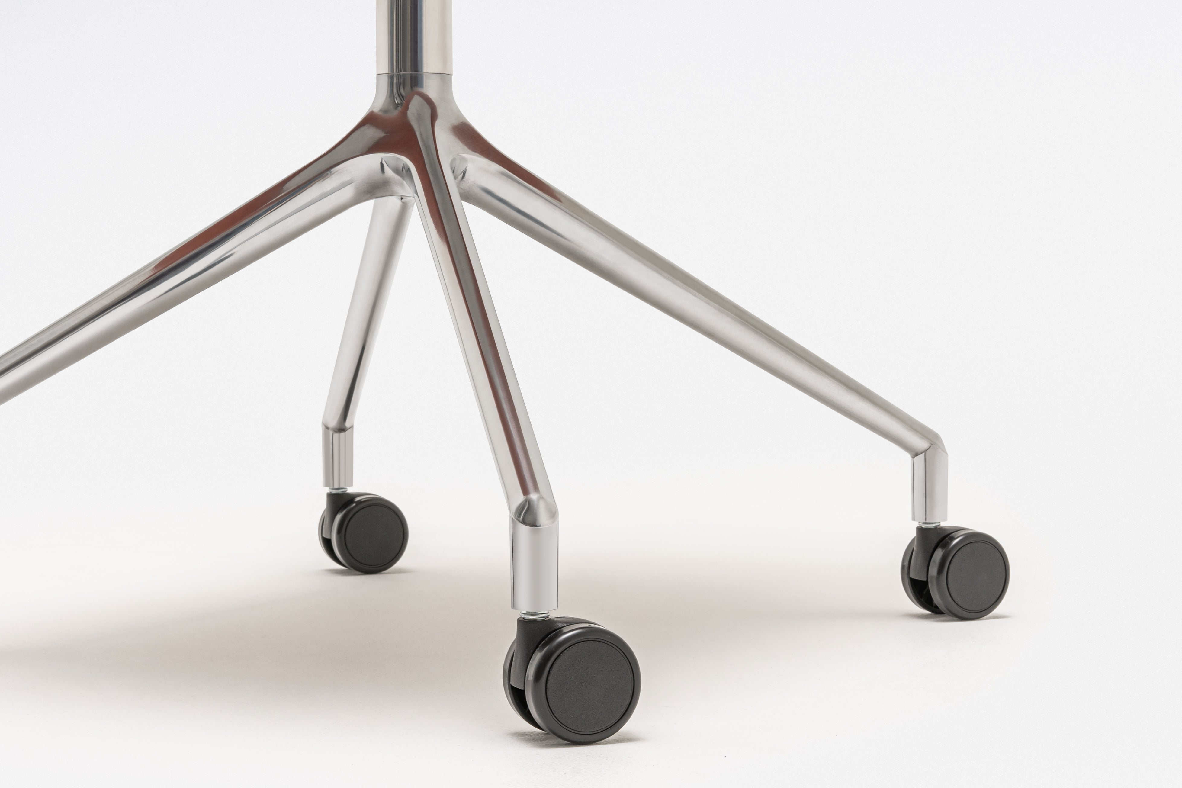 Ulti swivel aluminum chair polished