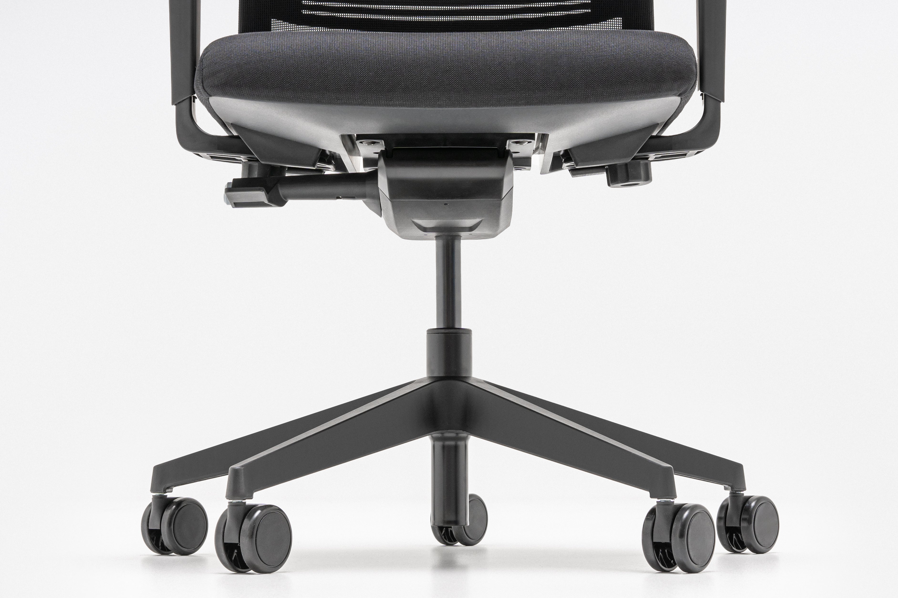 Apex Office Chair mit Rädern zu einer weichen Oberfläche