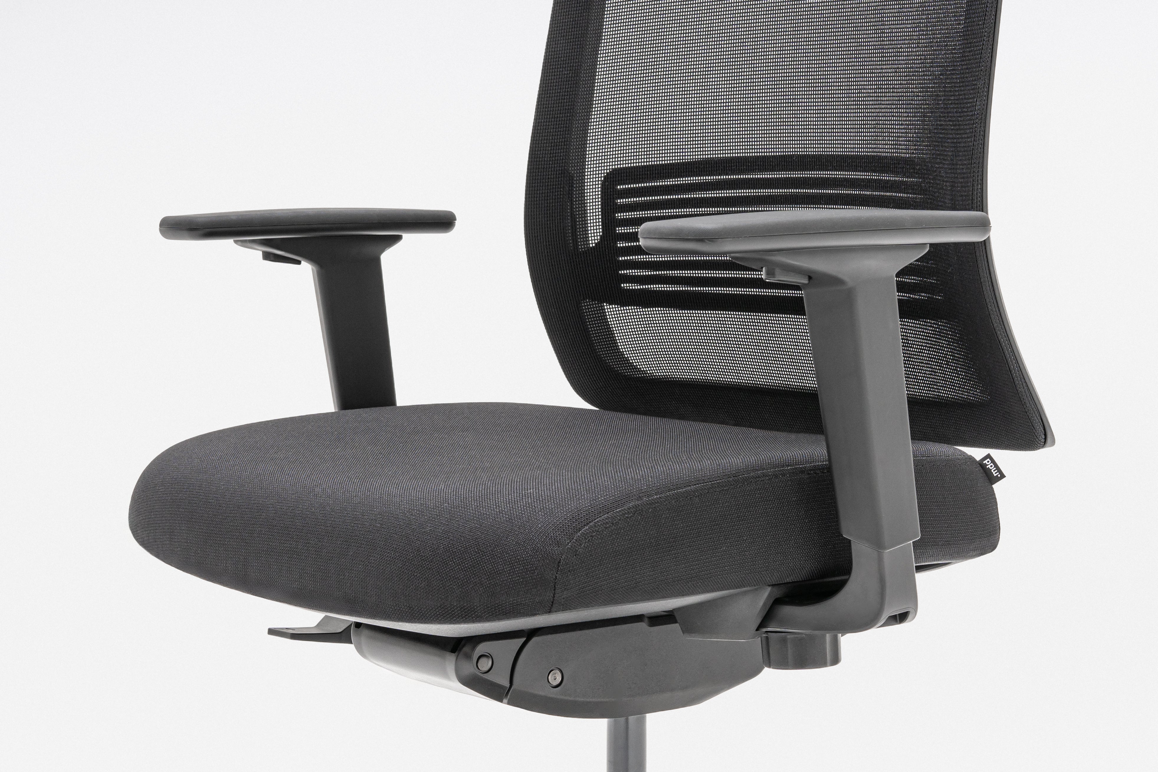 Apex Office Chair mit Rädern zu einer weichen Oberfläche