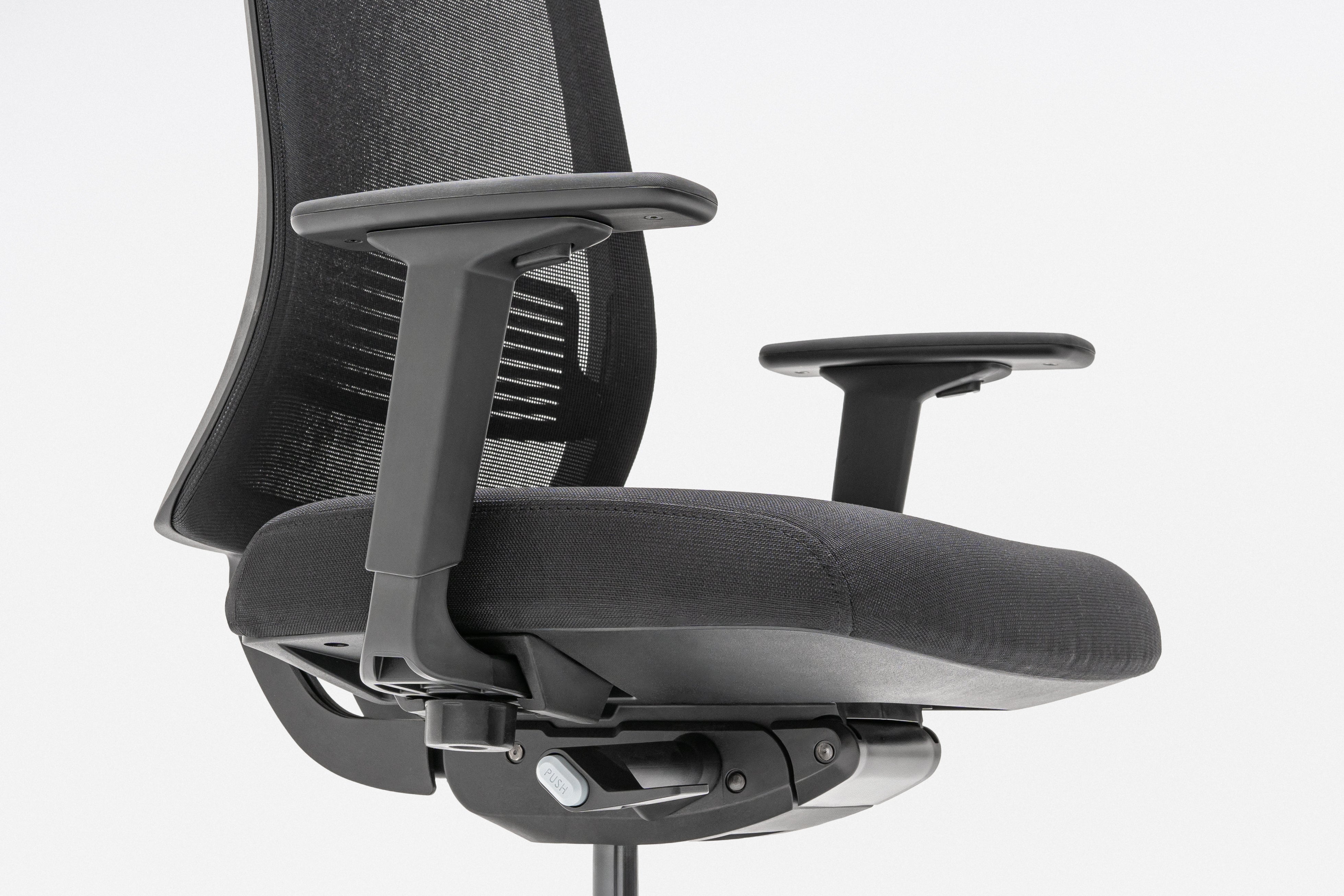 Apex Office Chair mit Rädern zu einer weichen Oberfläche