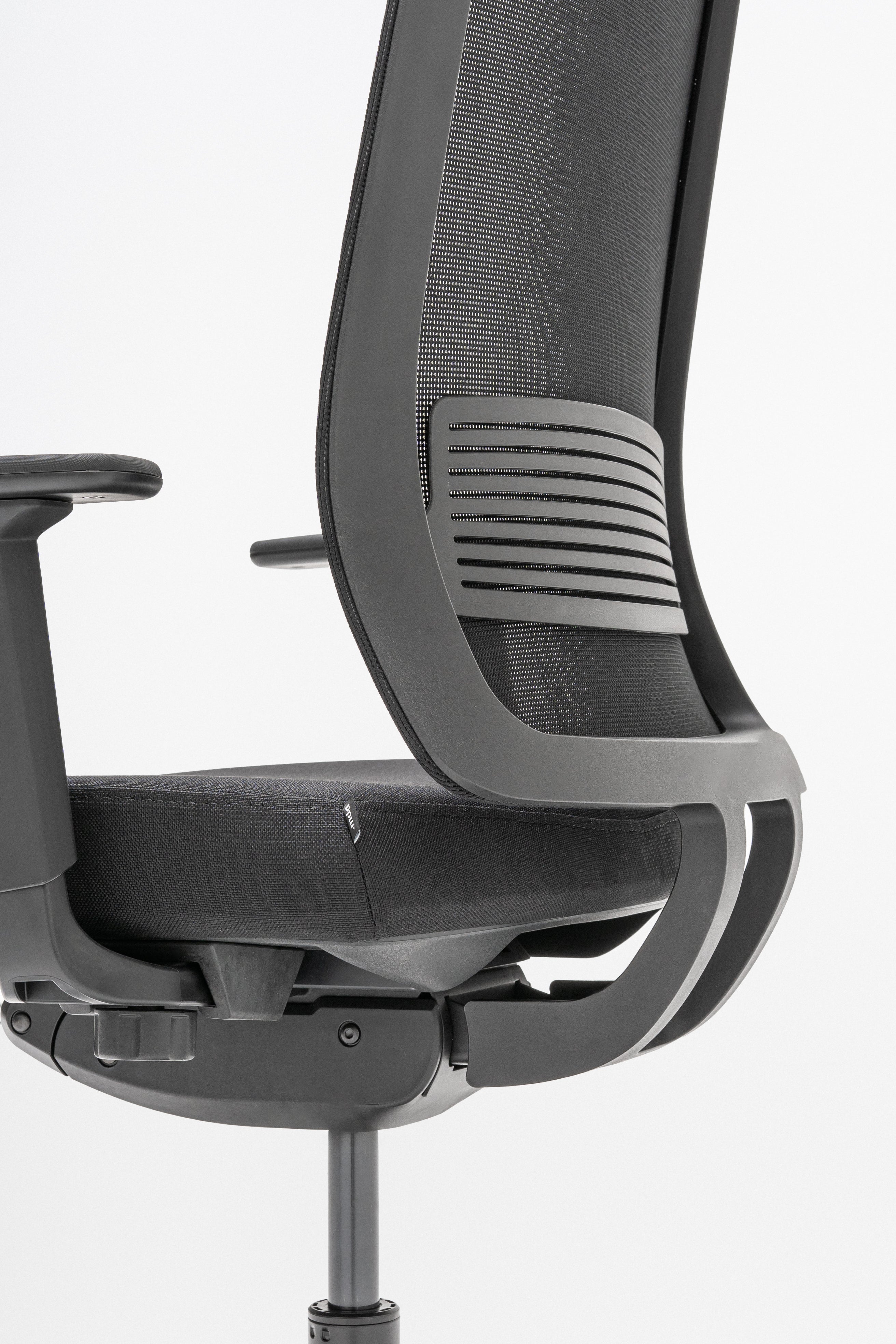 Apex Office Chair mit Rädern zu einer weichen Oberfläche