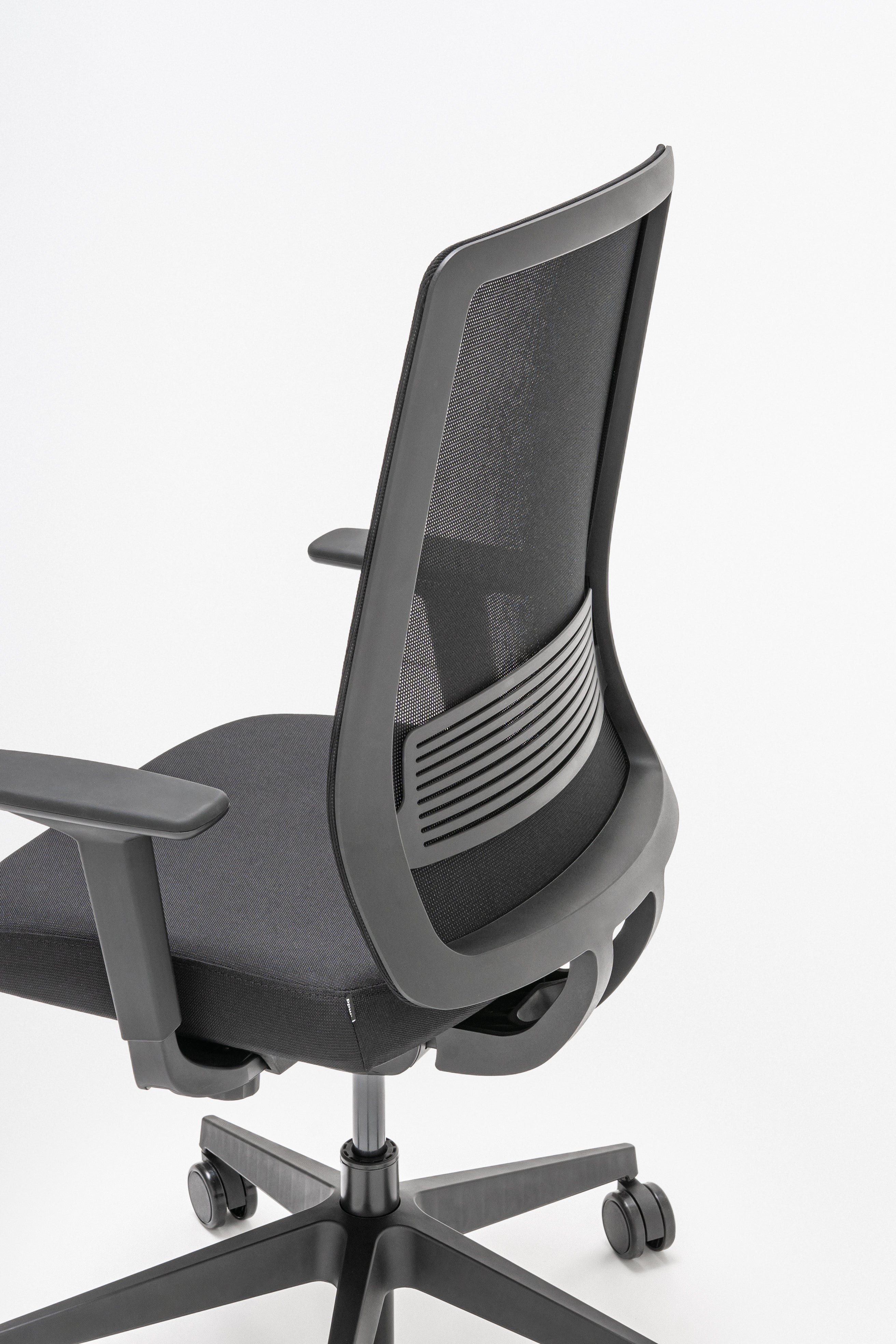 Apex Office Chair mit Rädern zu einer weichen Oberfläche