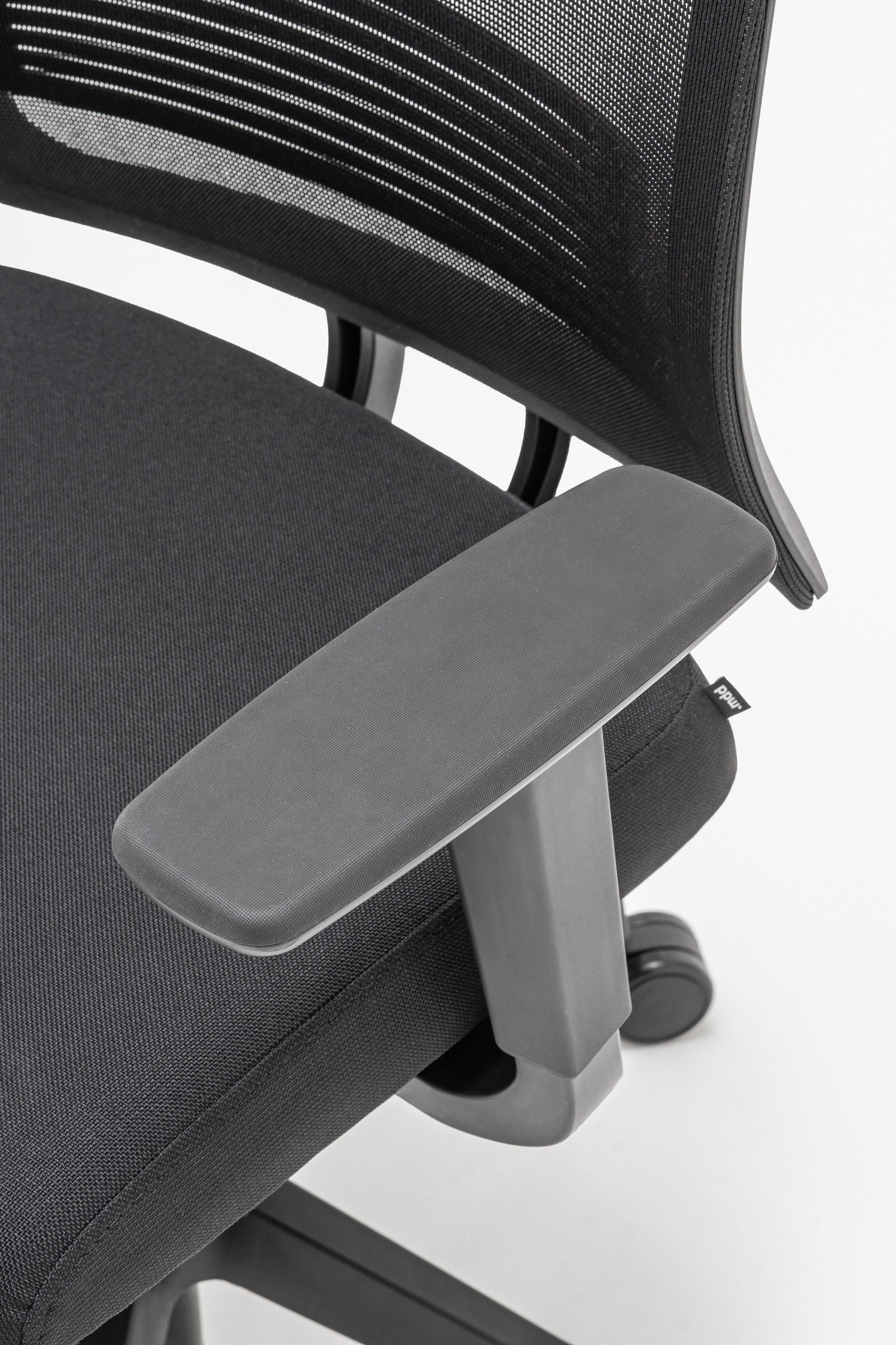 Apex Office Chair mit Rädern zu einer weichen Oberfläche