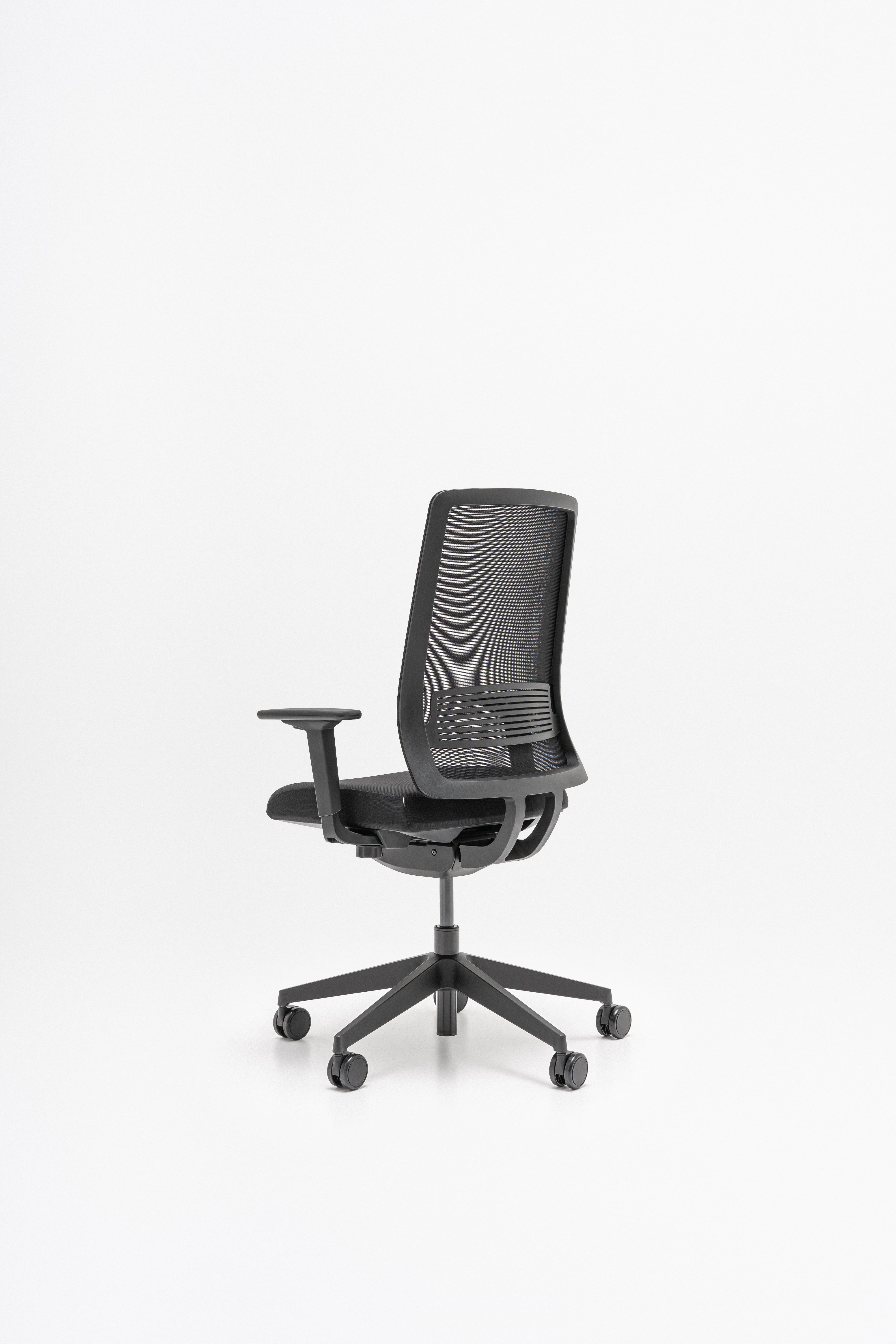 Apex Office Chair mit Rädern zu einer weichen Oberfläche