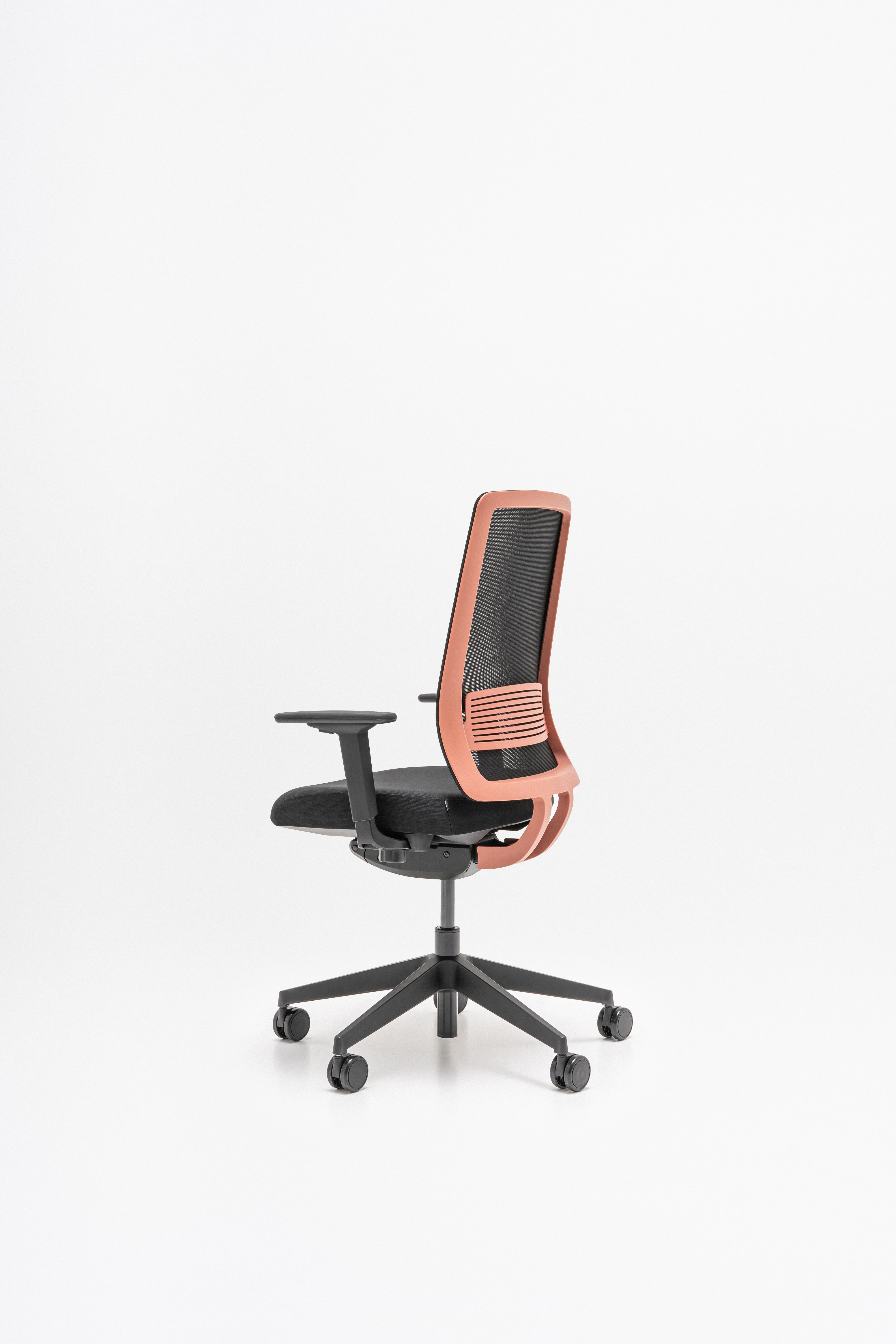 Apex Office Chair mit Rädern zu einer weichen Oberfläche