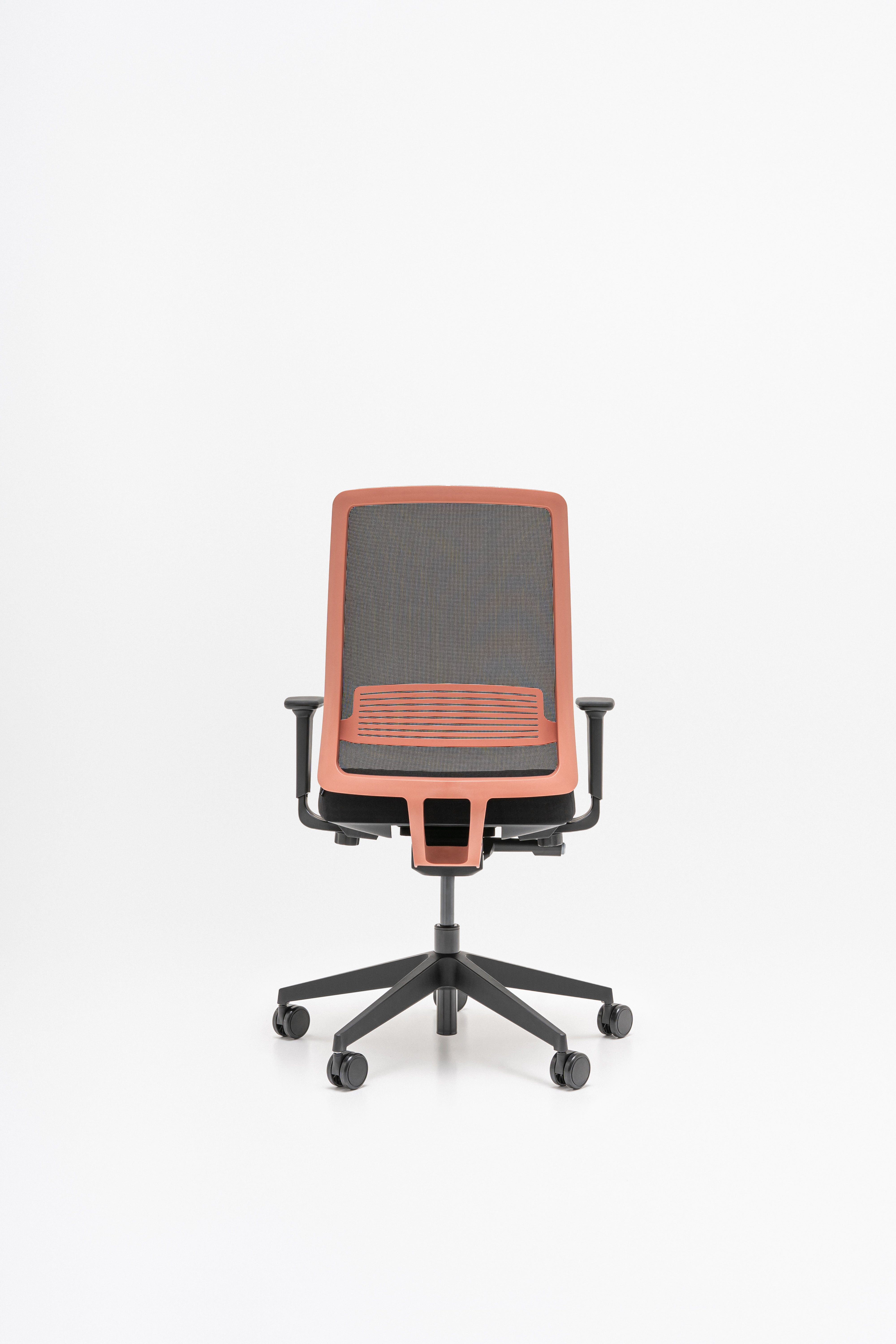 Apex Office Chair mit Rädern zu einer weichen Oberfläche