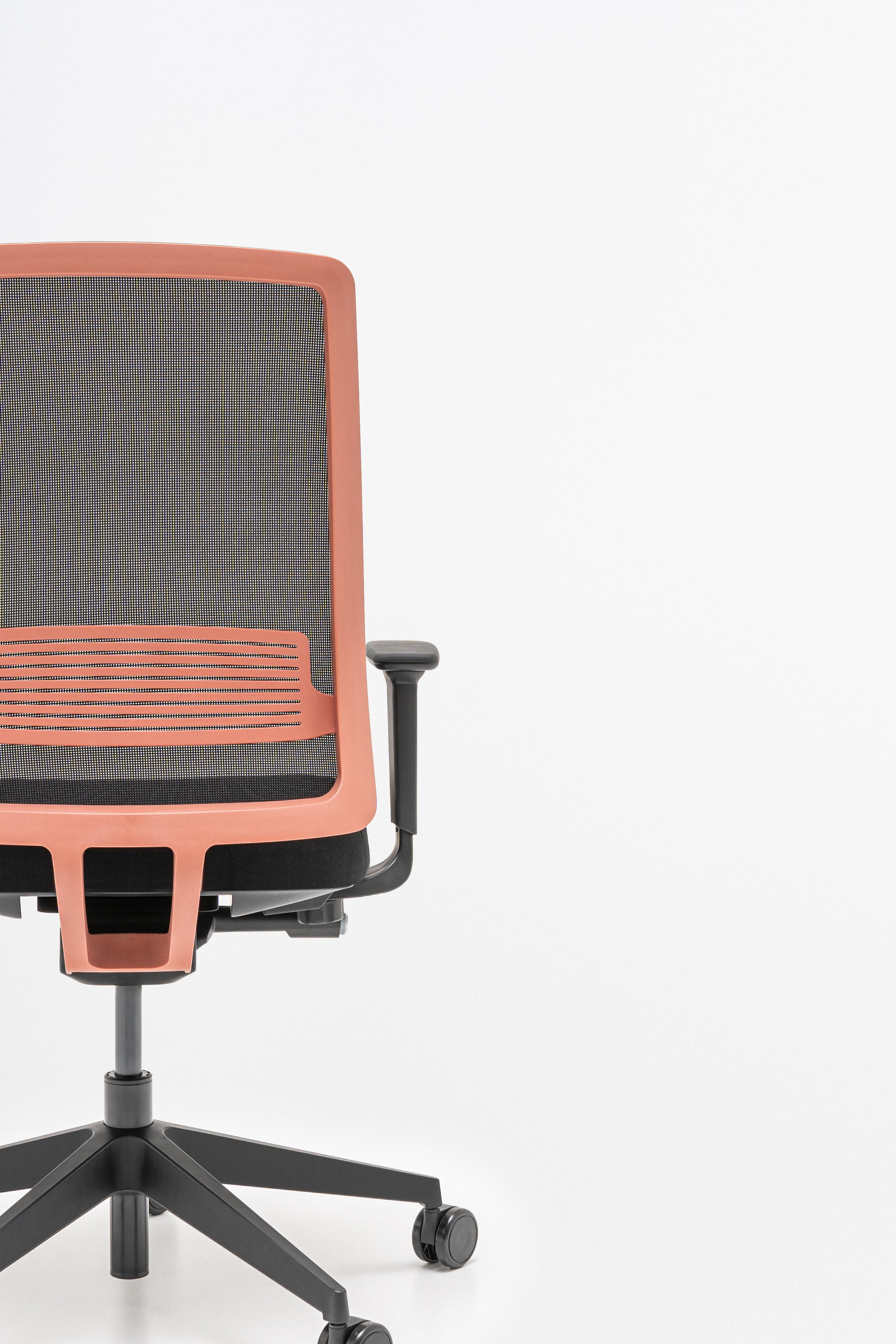 Apex Office Chair mit Rädern zu einer weichen Oberfläche