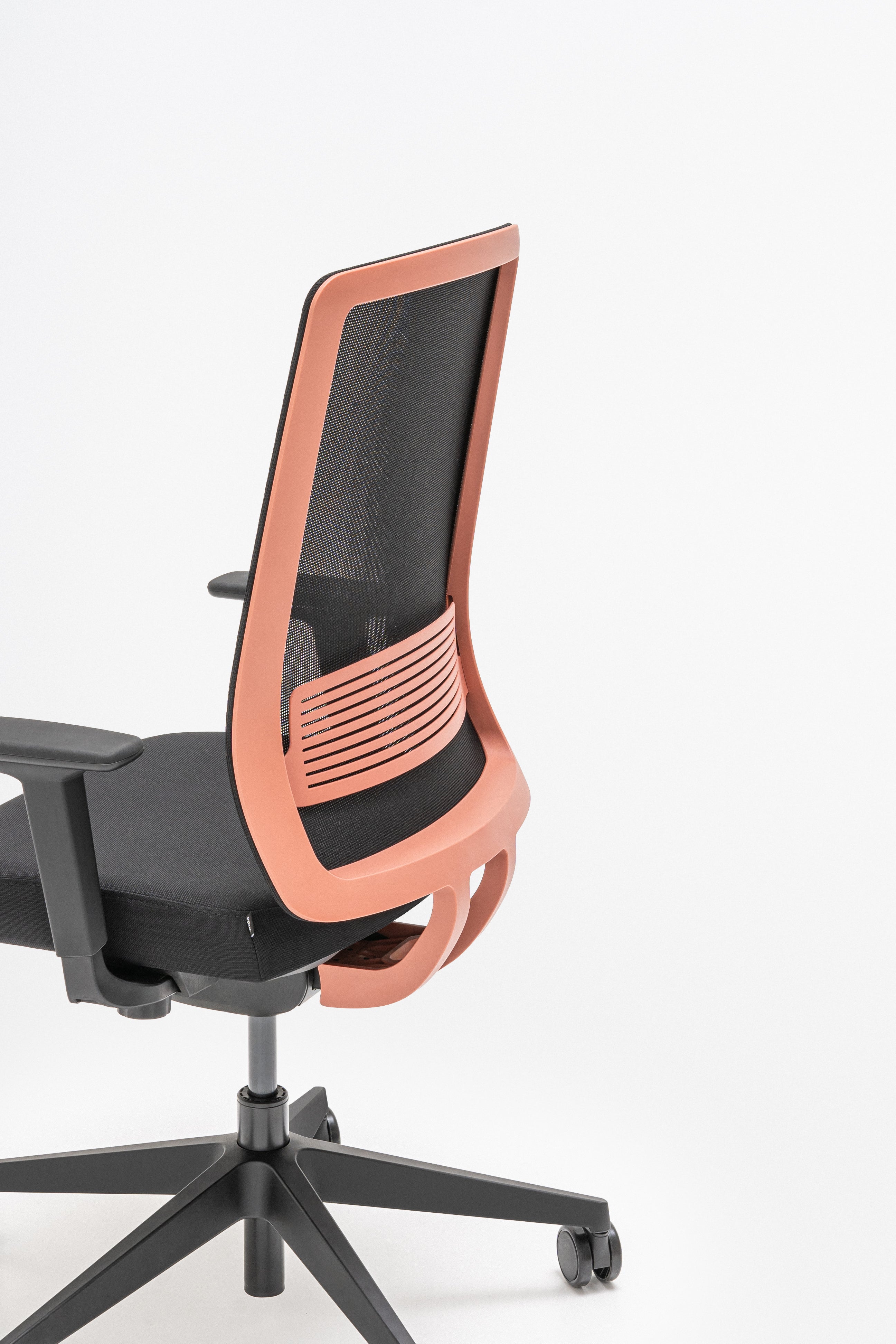Apex Office Chair mit Rädern zu einer weichen Oberfläche