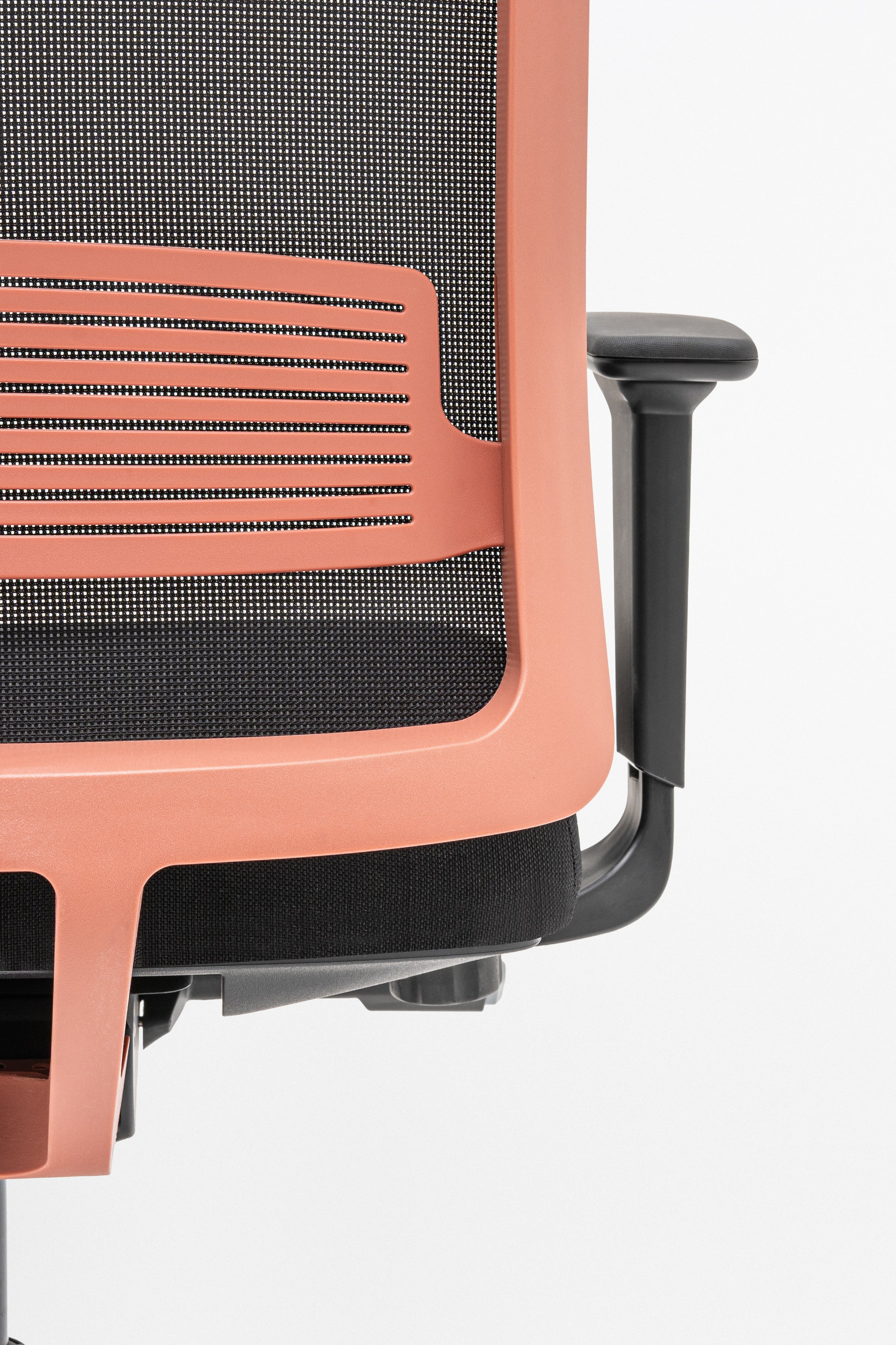 Apex Office Chair mit Rädern zu einer weichen Oberfläche