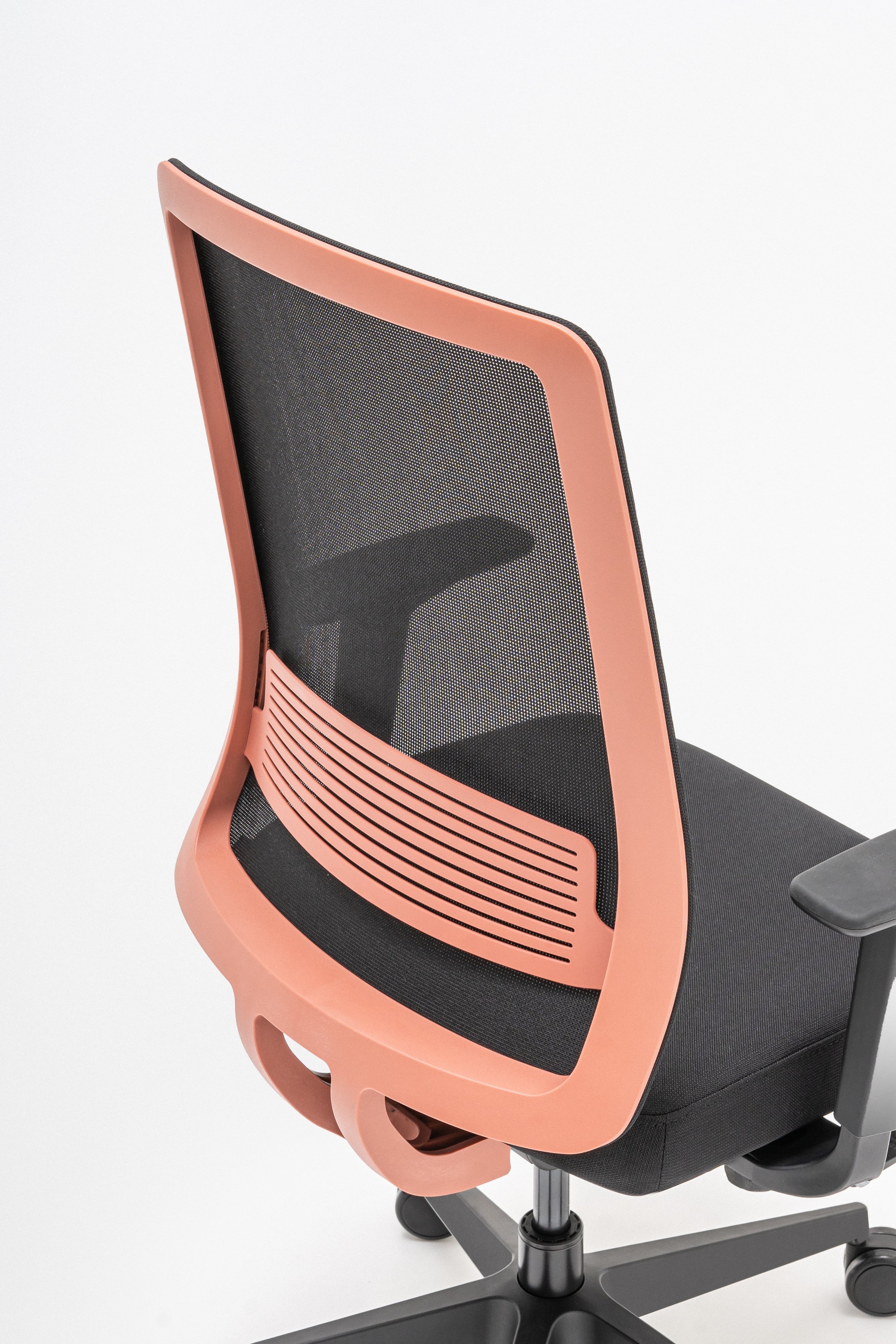 Apex Office Chair mit Rädern zu einer weichen Oberfläche