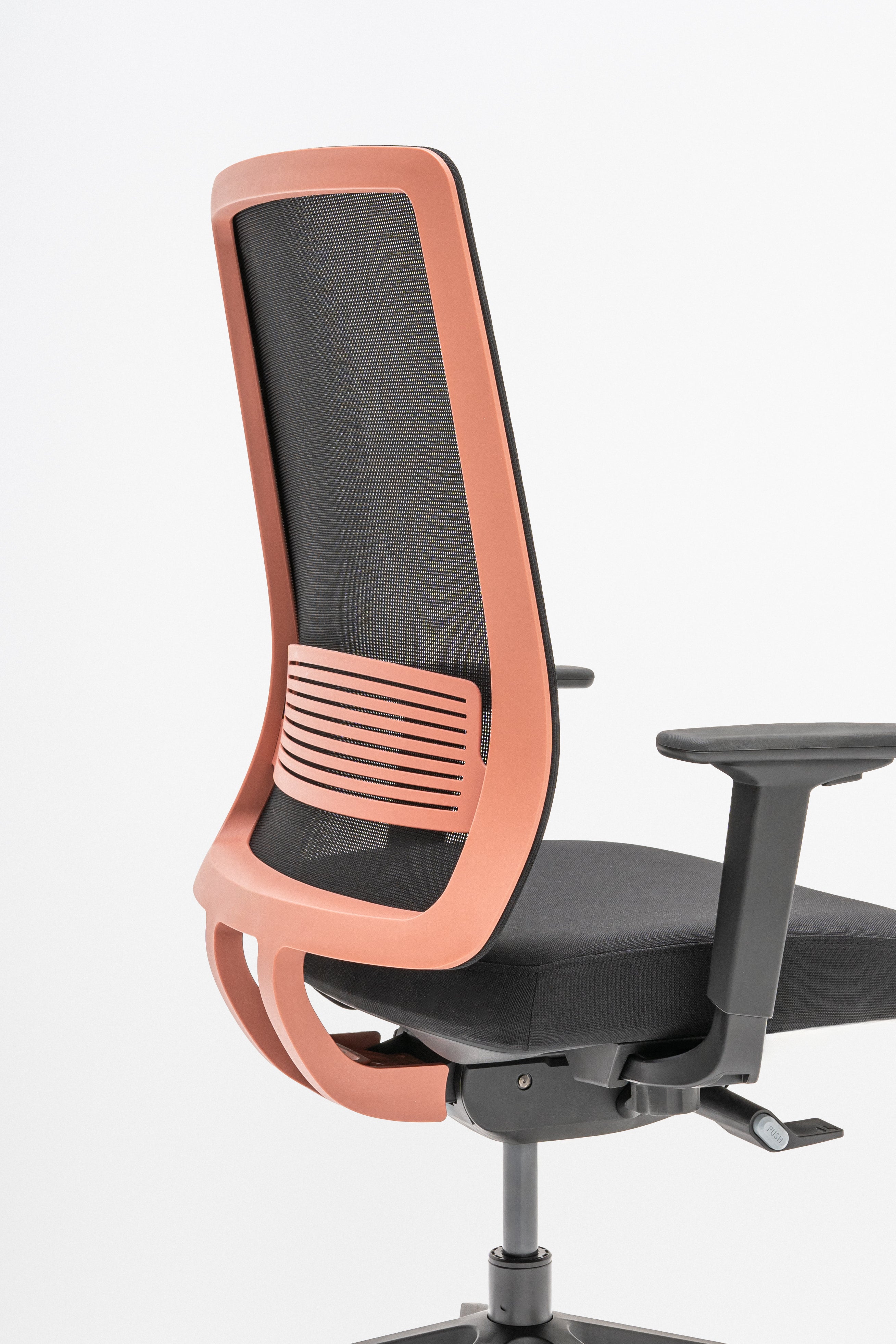 Apex Office Chair mit Rädern zu einer weichen Oberfläche