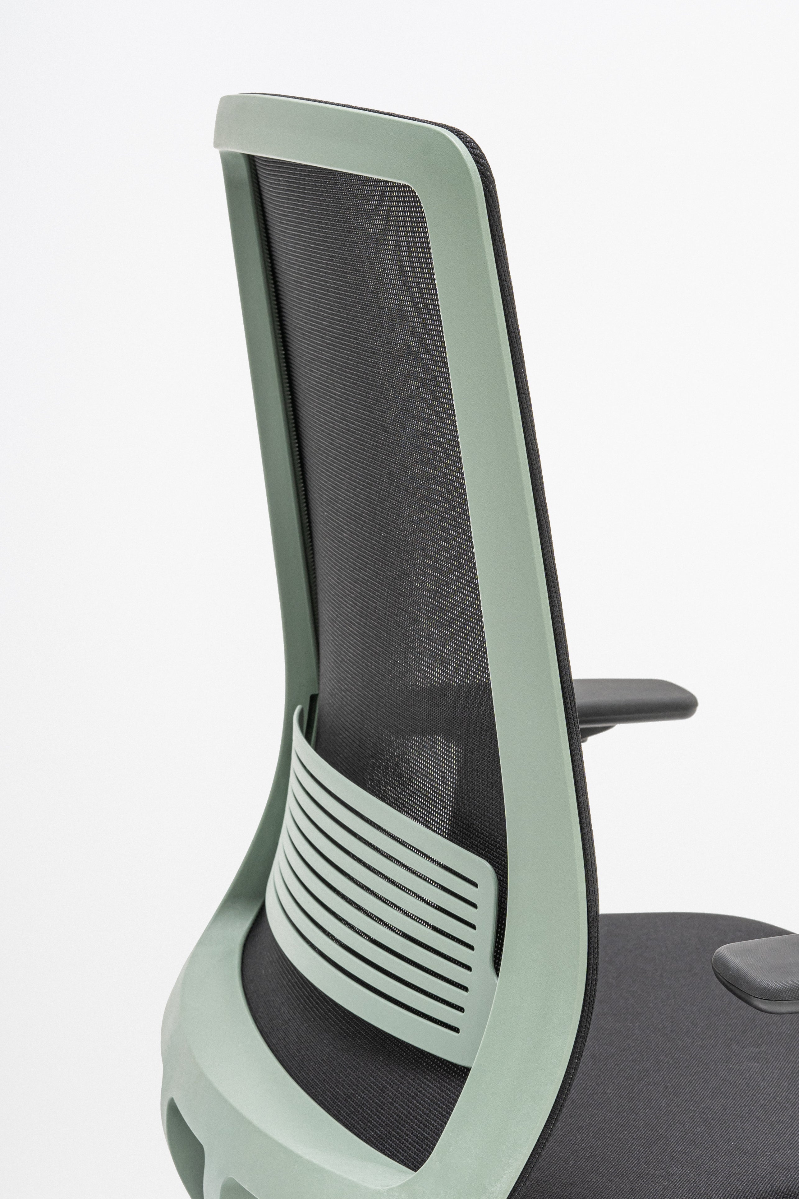 Apex Office Chair mit Rädern zu einer weichen Oberfläche
