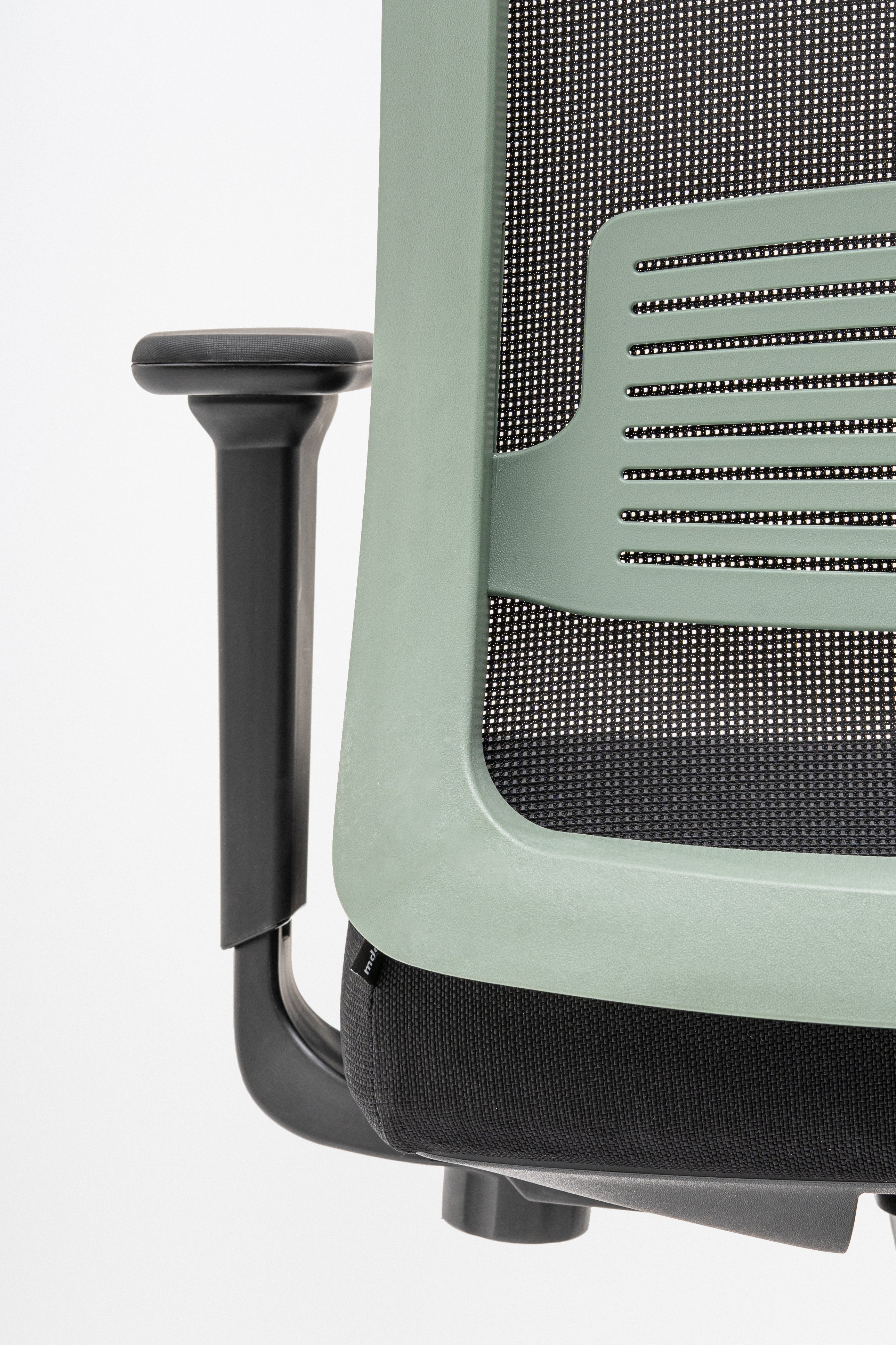 Apex Office Chair mit Rädern zu einer weichen Oberfläche