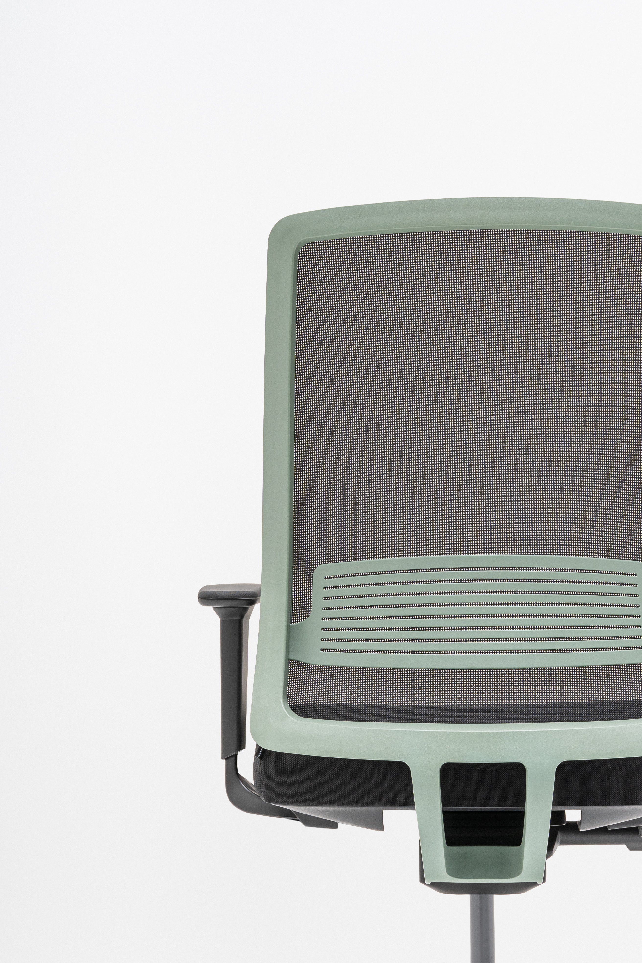 Apex Office Chair mit Rädern zu einer weichen Oberfläche