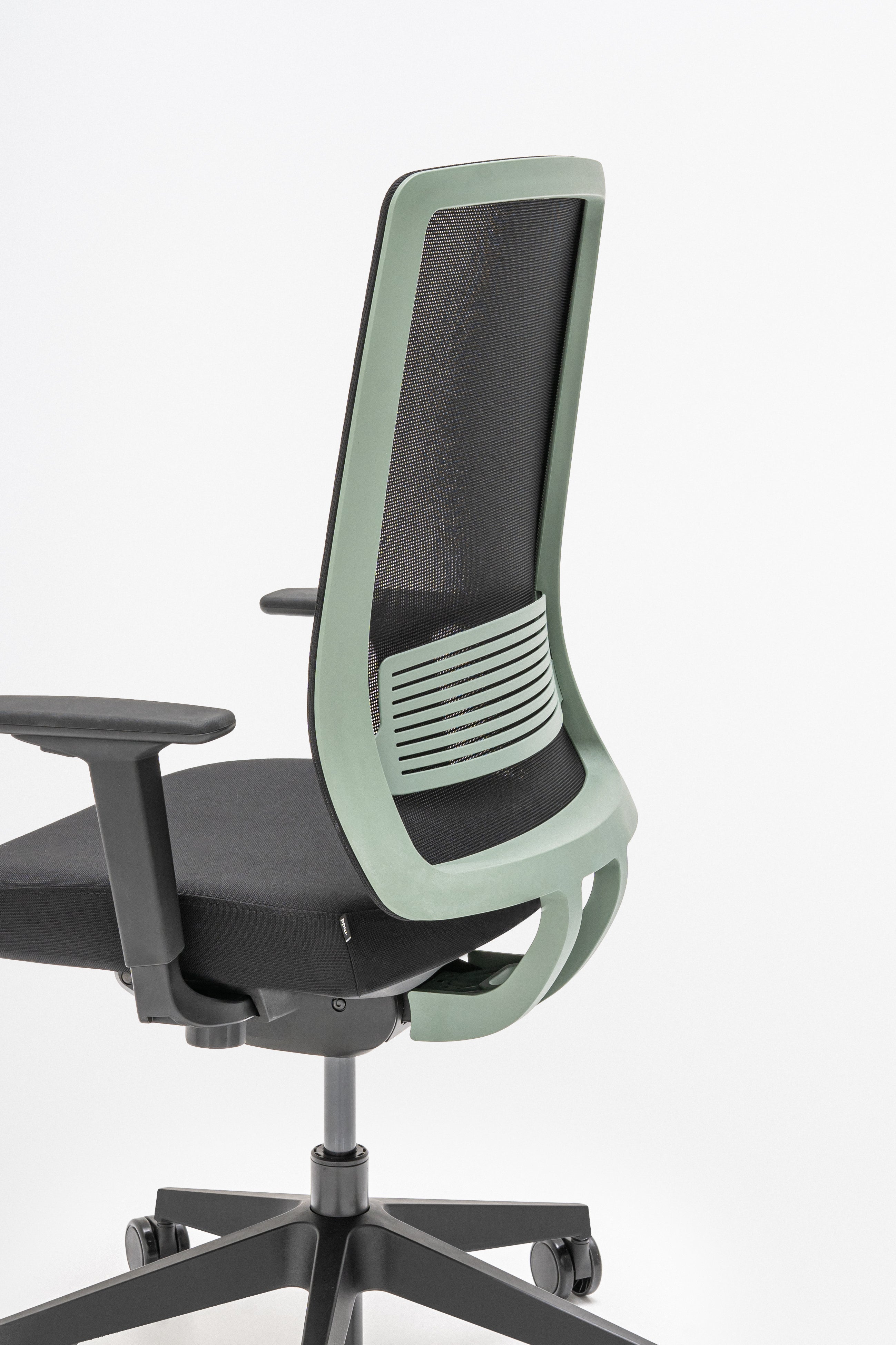 Apex Office Chair mit Rädern zu einer weichen Oberfläche