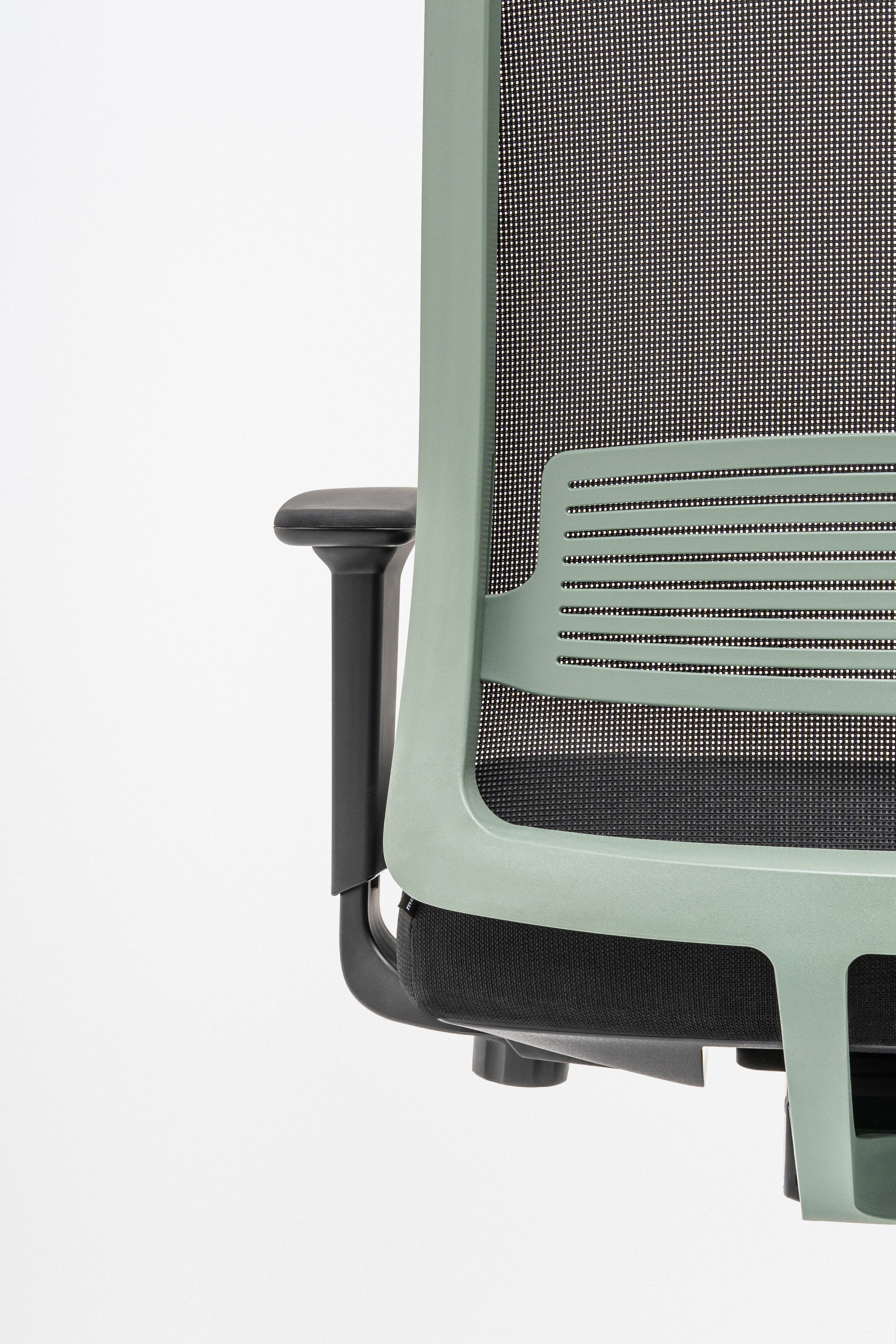 Apex Office Chair mit Rädern zu einer weichen Oberfläche