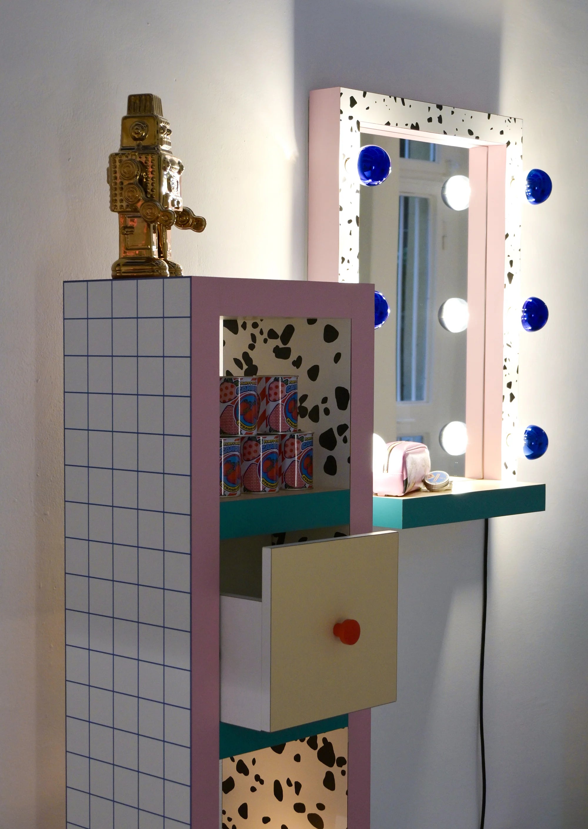 Lustro SUPERMIRROR TERRAZZO weiß mit Rosa und Türkis