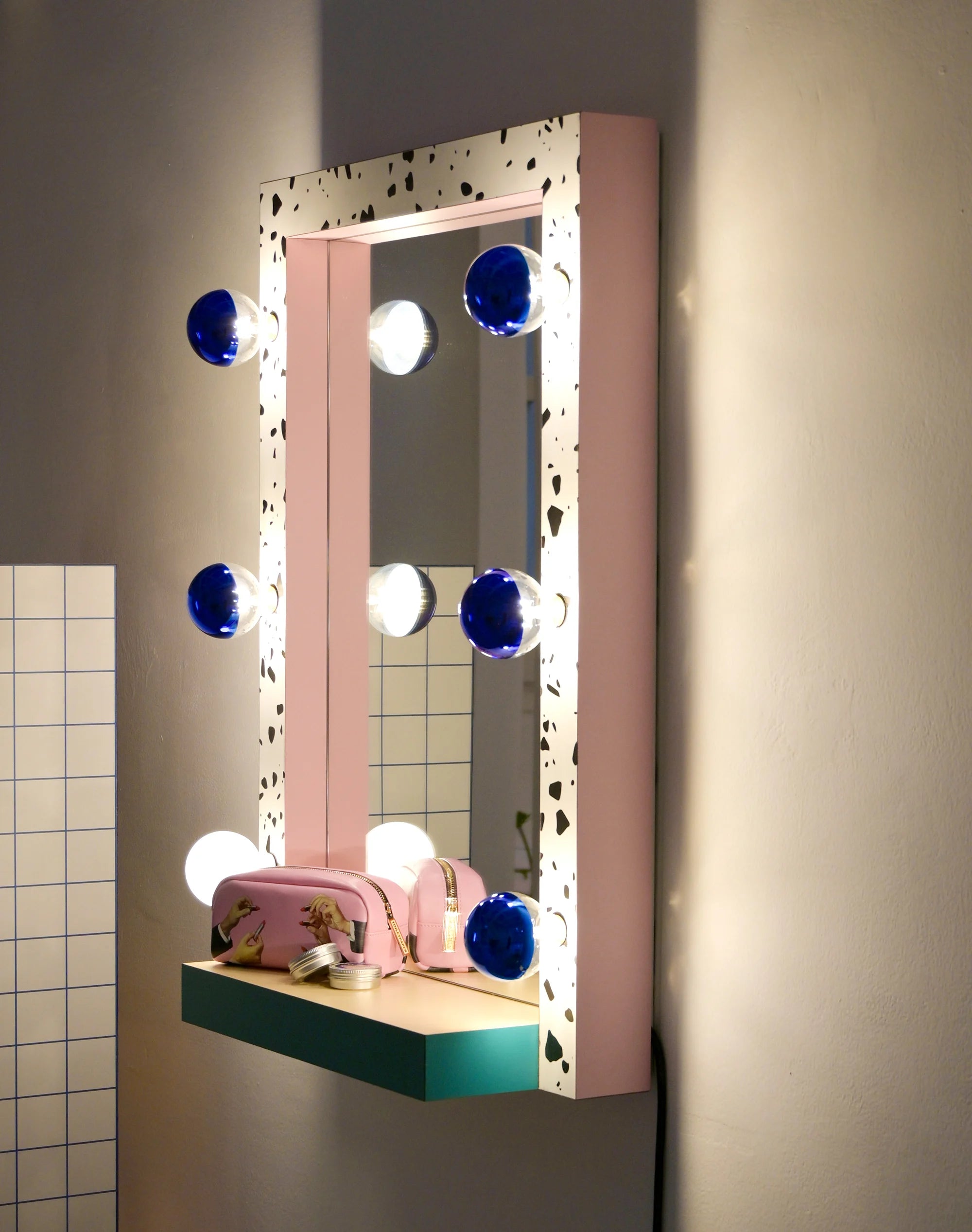 Lustro SUPERMIRROR TERRAZZO weiß mit Rosa und Türkis