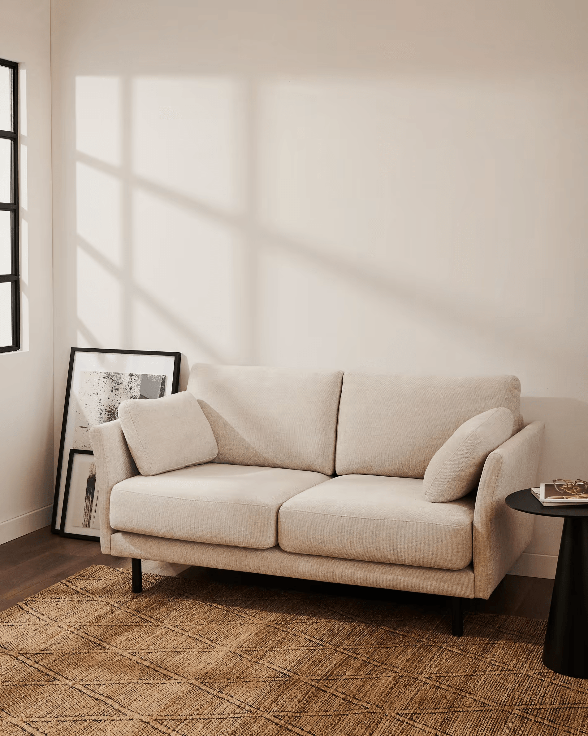 Sofa 2-osobowa GILMA perłowy z czarną podstawą La Forma Eye on Design