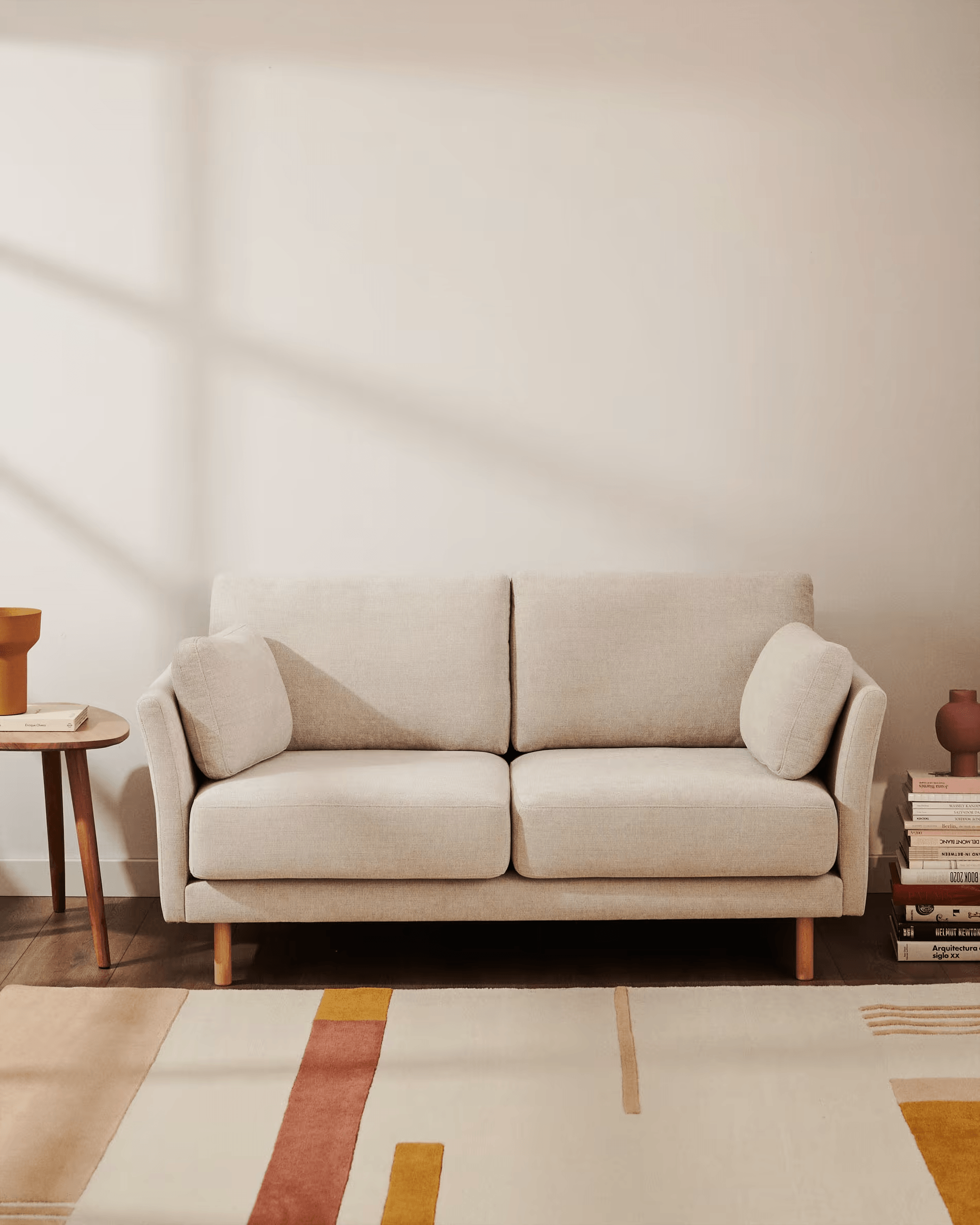 Sofa 2-osobowa GILMA perłowy z drewnianą podstawą La Forma Eye on Design
