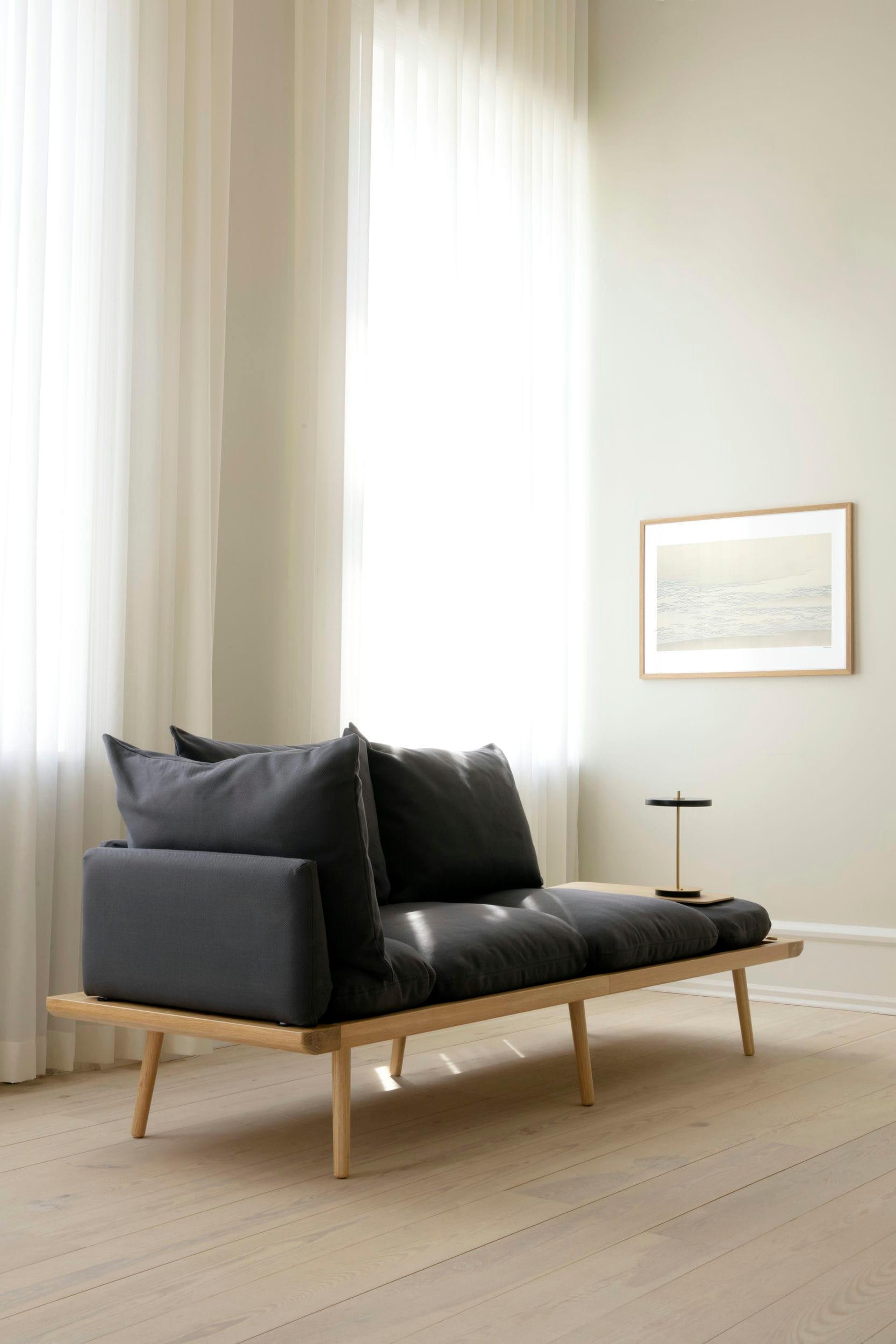 Sofa 3-osobowa LOUNGE AROUND beżowy z ciemnym dębem UMAGE Eye on Design